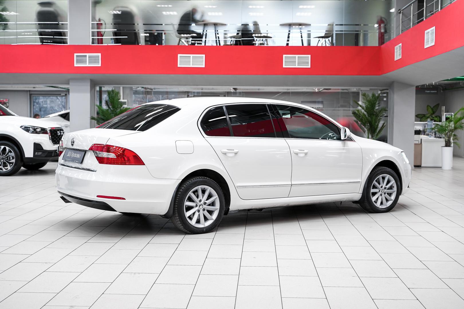 Skoda Superb 2014, белый, ДЦ Орехово
