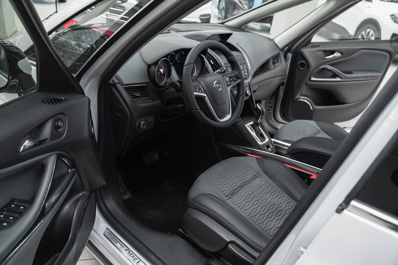 Opel Zafira 2013, белый, ДЦ Орехово