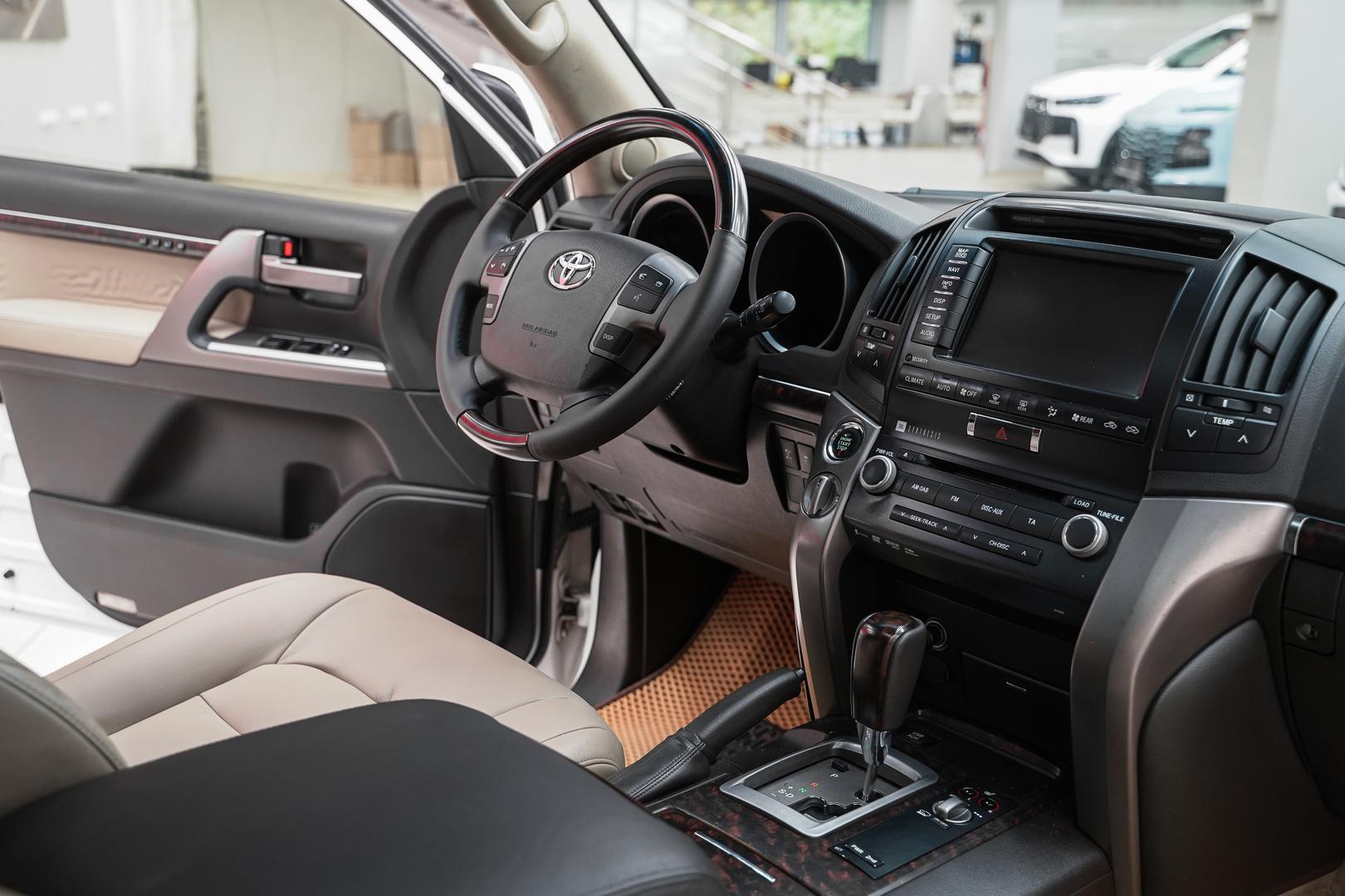 Toyota Land Cruiser 2011, белый, ДЦ Орехово