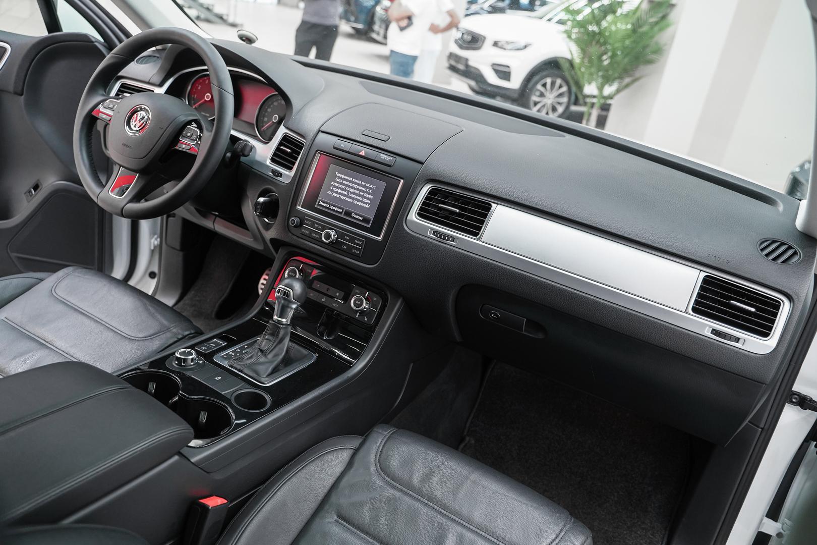 Volkswagen Touareg 2012, белый, ДЦ Орехово