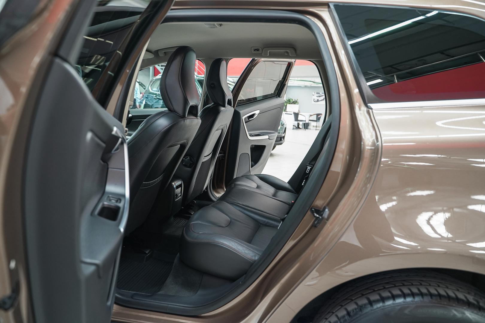 Volvo XC60 2011, золотой, ДЦ Орехово