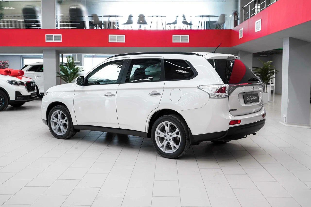 Mitsubishi Outlander 2012, белый, ДЦ Орехово