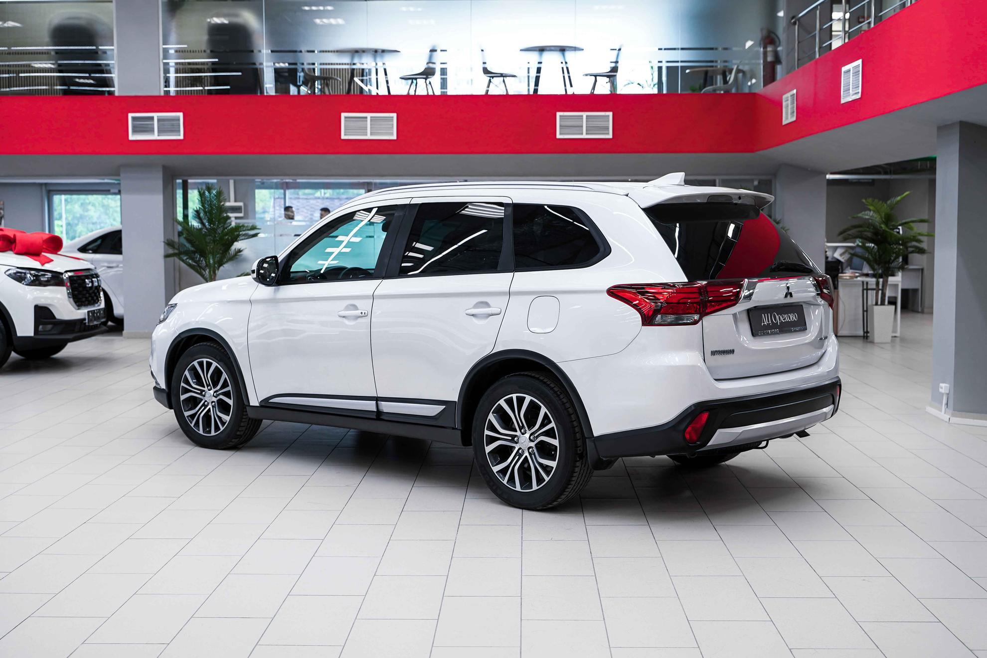 Mitsubishi Outlander 2017, белый, ДЦ Орехово