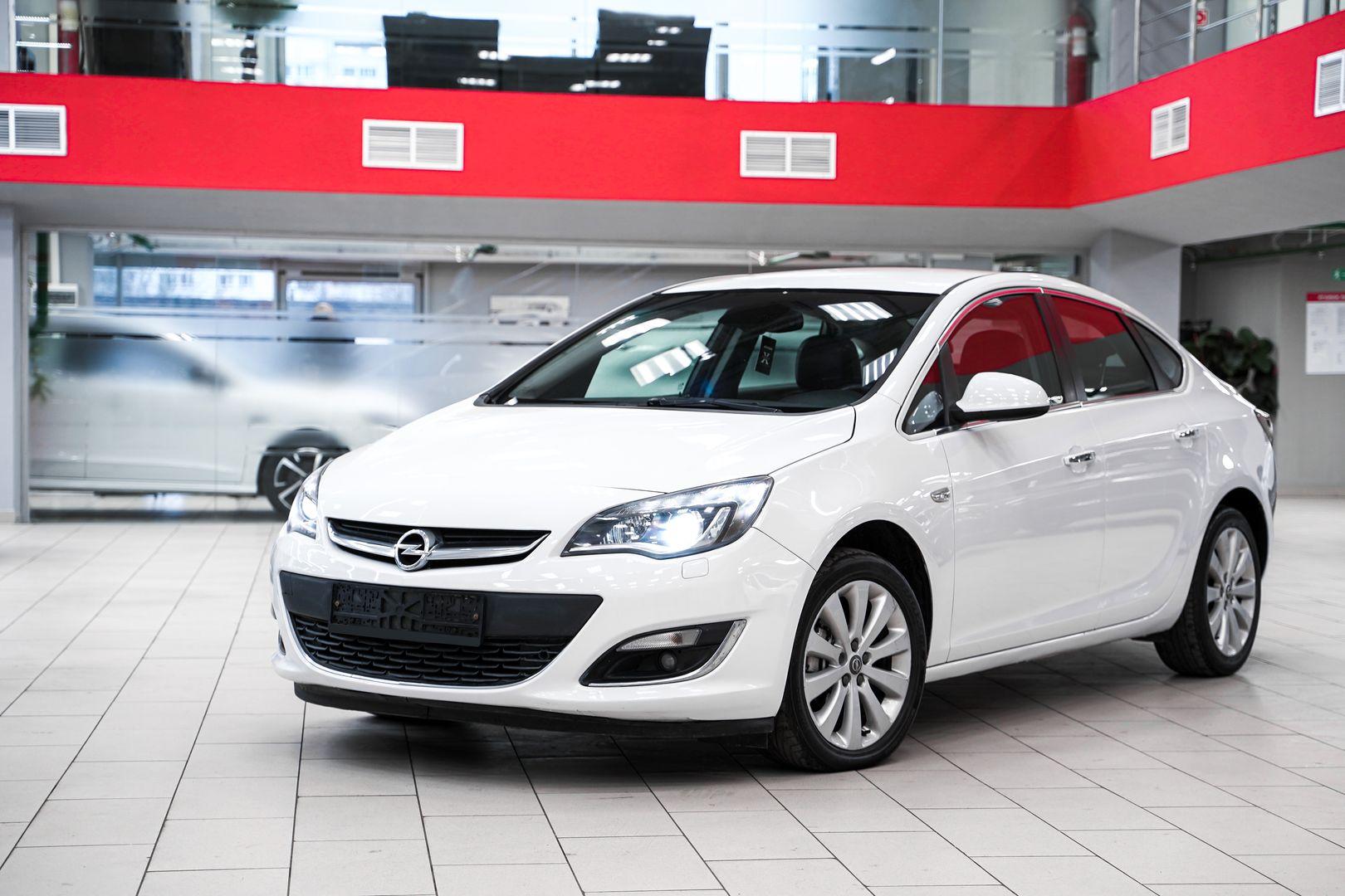 Opel Astra 2013, белый, ДЦ Орехово