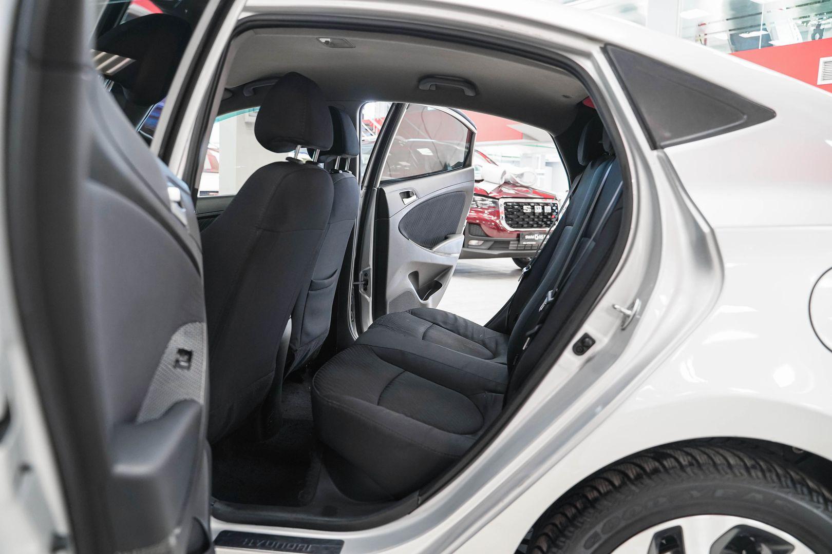 Hyundai Solaris 2015, серебряный, ДЦ Орехово