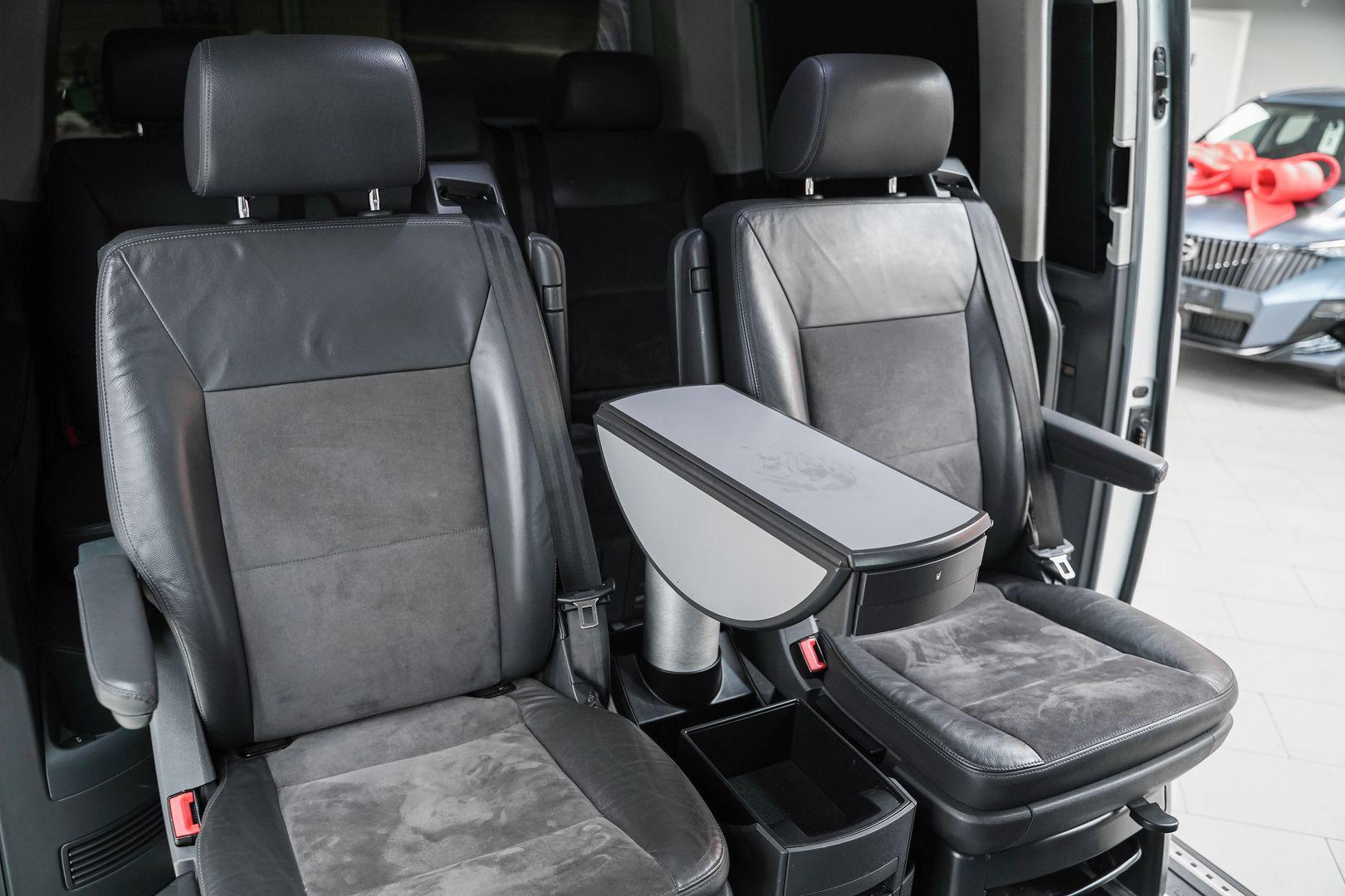 Volkswagen Multivan 2012, серебряный, ДЦ Орехово