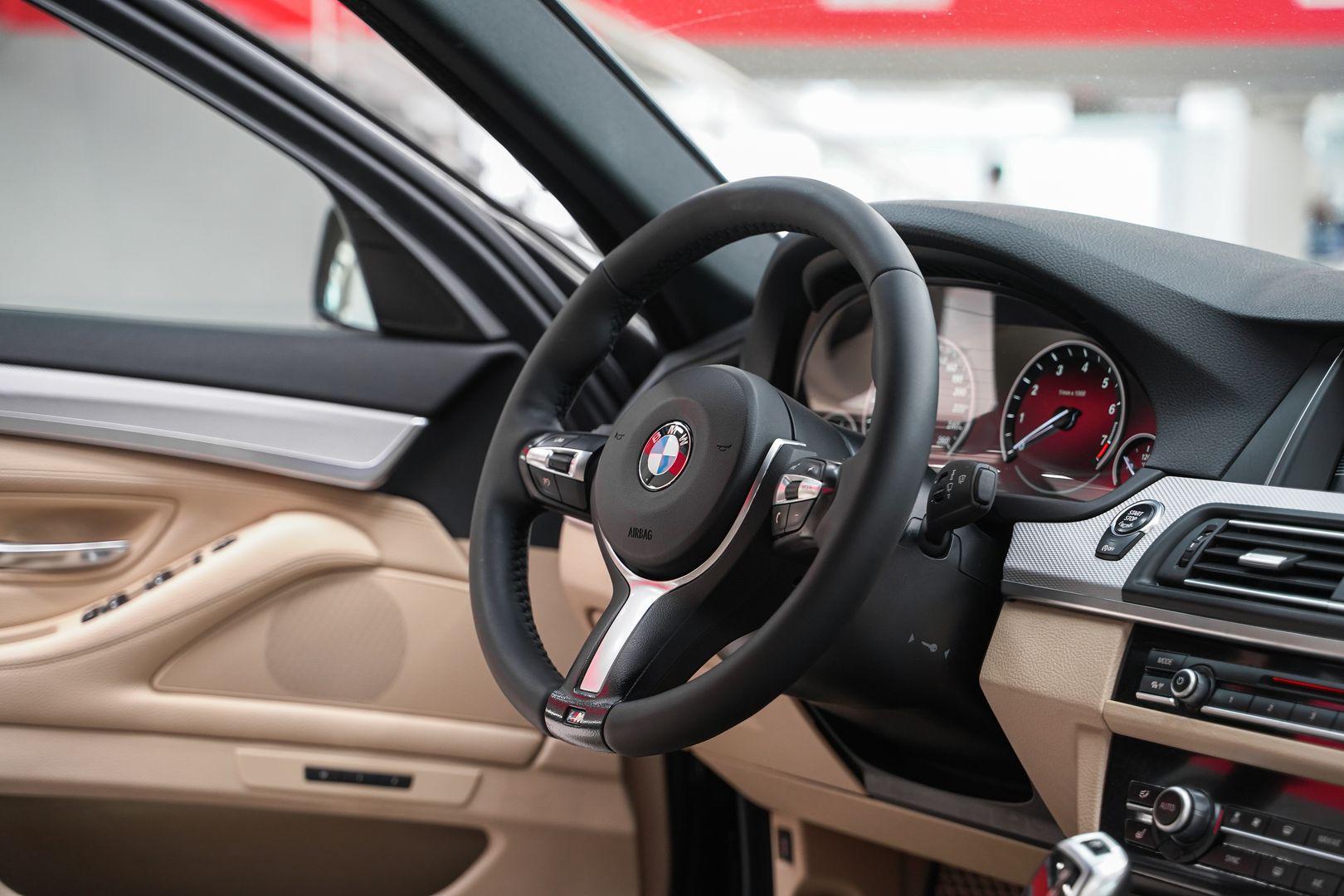 BMW 5 серии 2014, черный, ДЦ Орехово