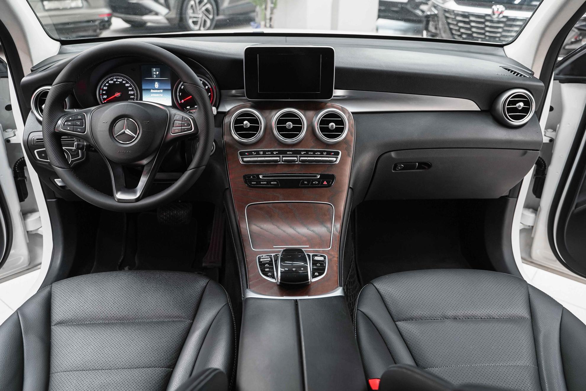 Mercedes-Benz GLC 2017, белый, ДЦ Орехово