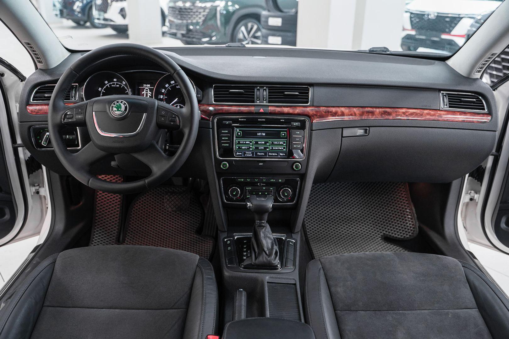 Skoda Superb 2011, белый, ДЦ Орехово