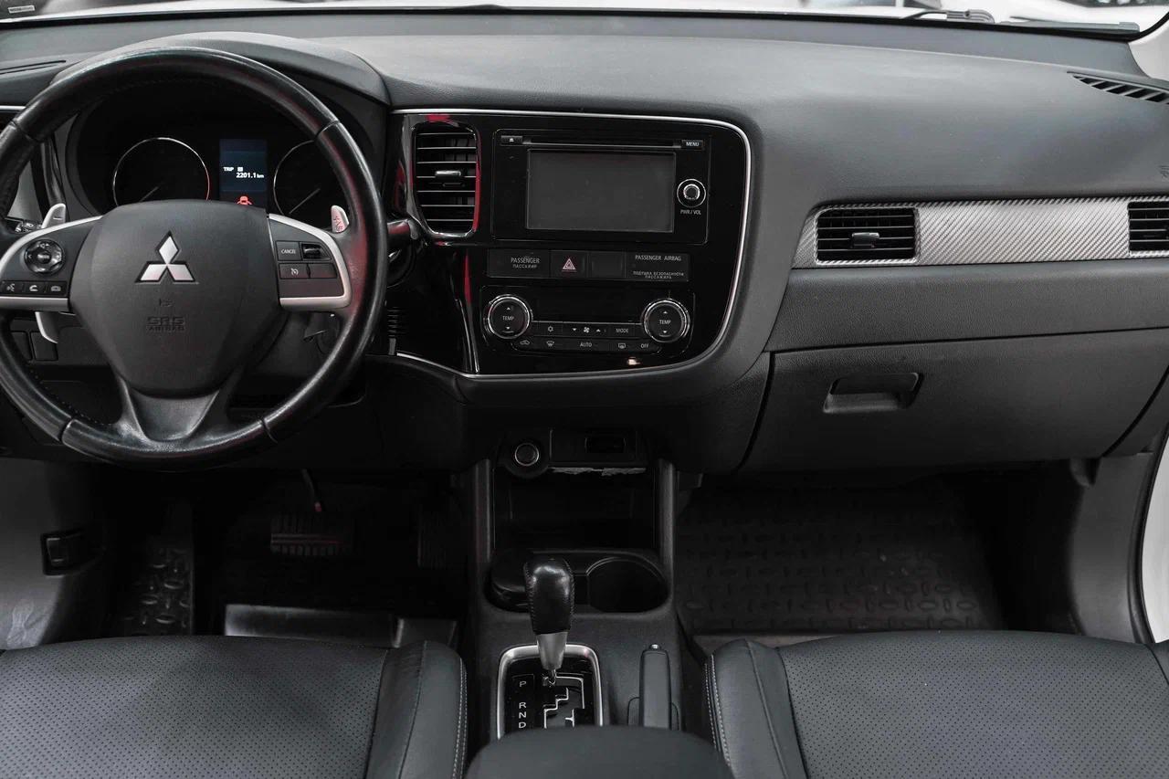 Mitsubishi Outlander 2012, белый, ДЦ Орехово