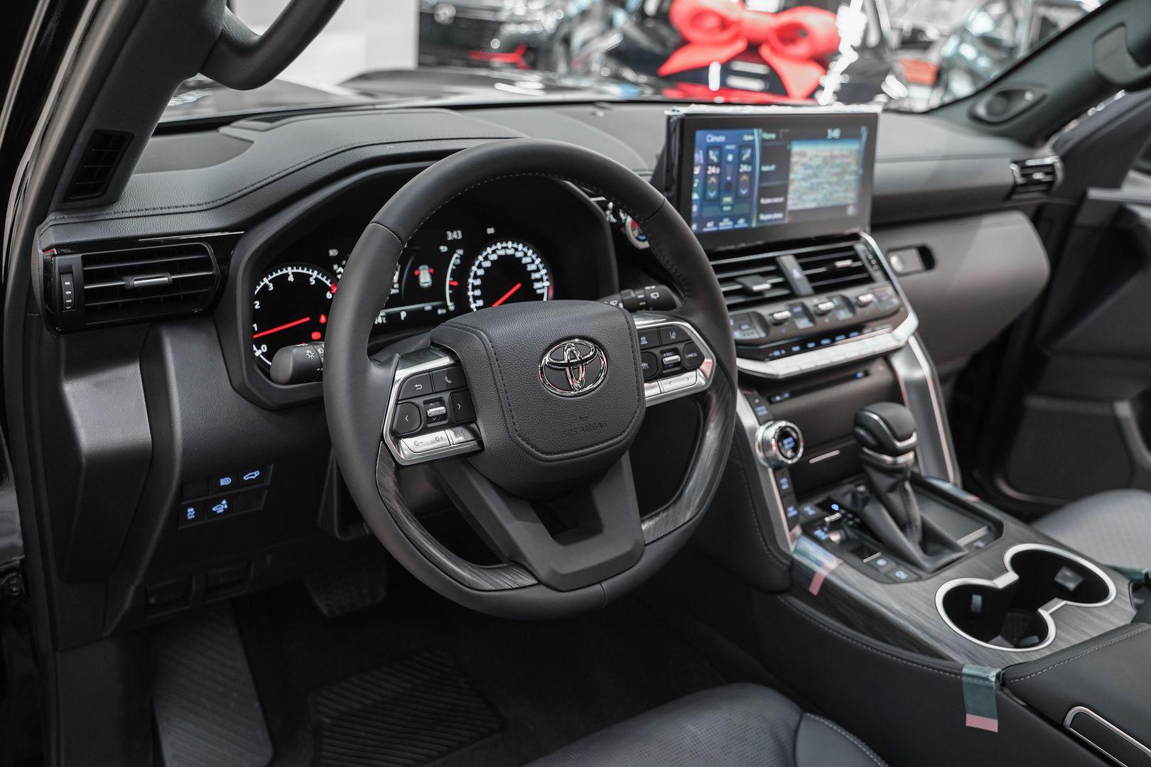 Toyota Land Cruiser 2024, черный, ДЦ Орехово