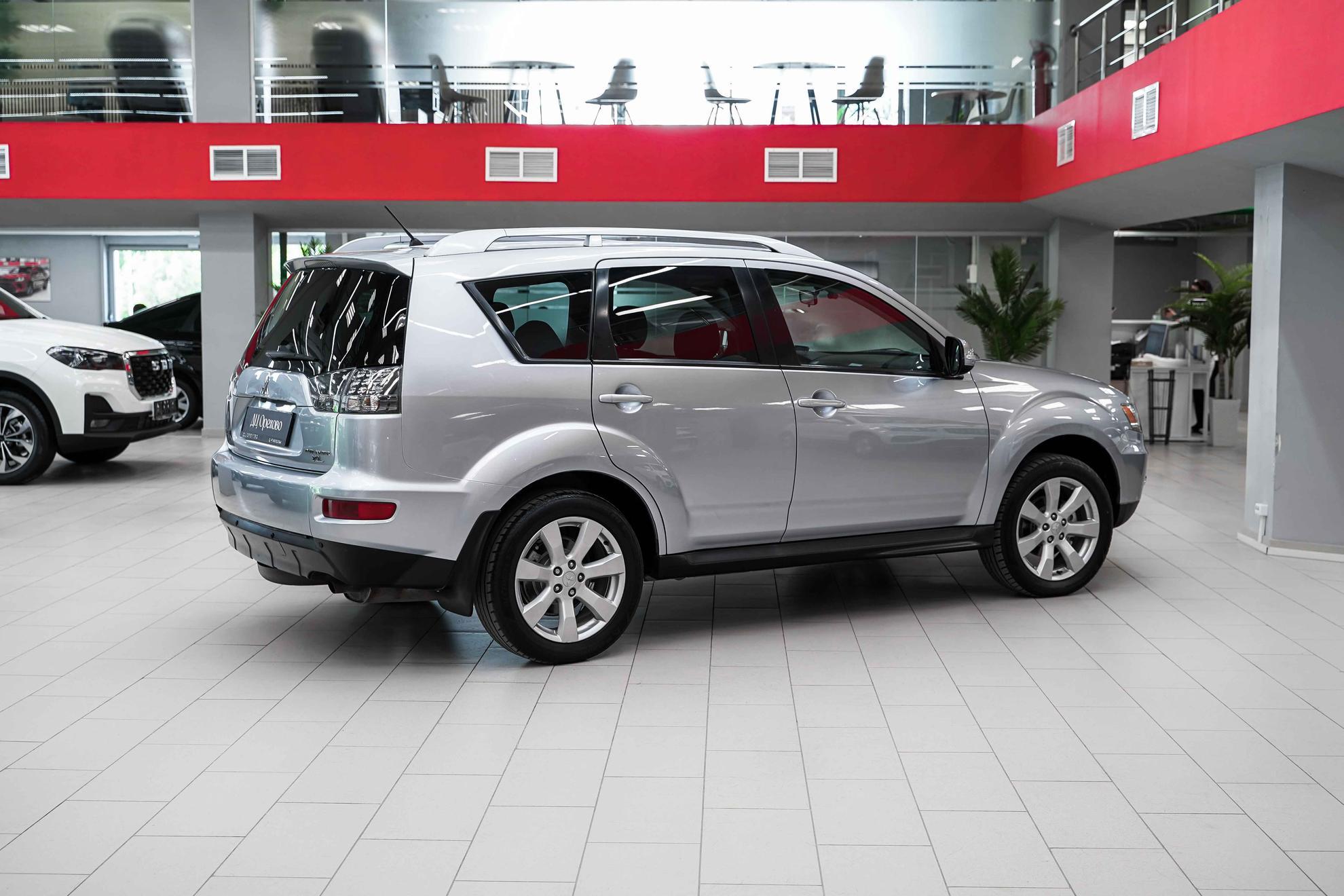 Mitsubishi Outlander 2010, серебряный, ДЦ Орехово