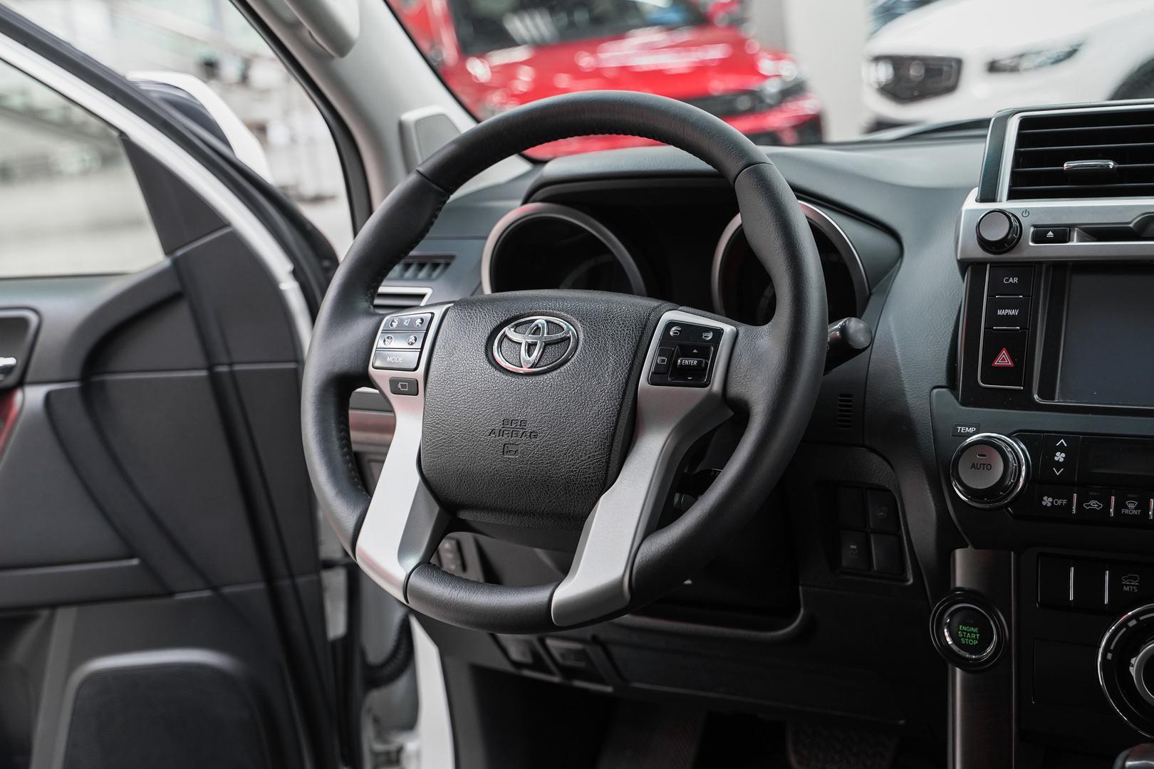 Toyota Land Cruiser Prado 2014, белый, ДЦ Орехово