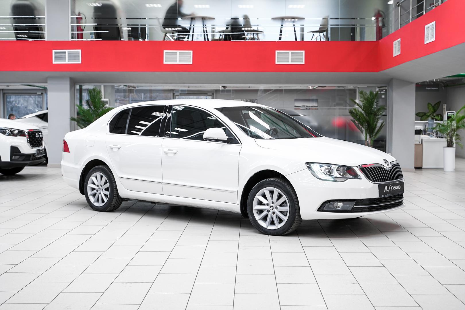 Skoda Superb 2014, белый, ДЦ Орехово
