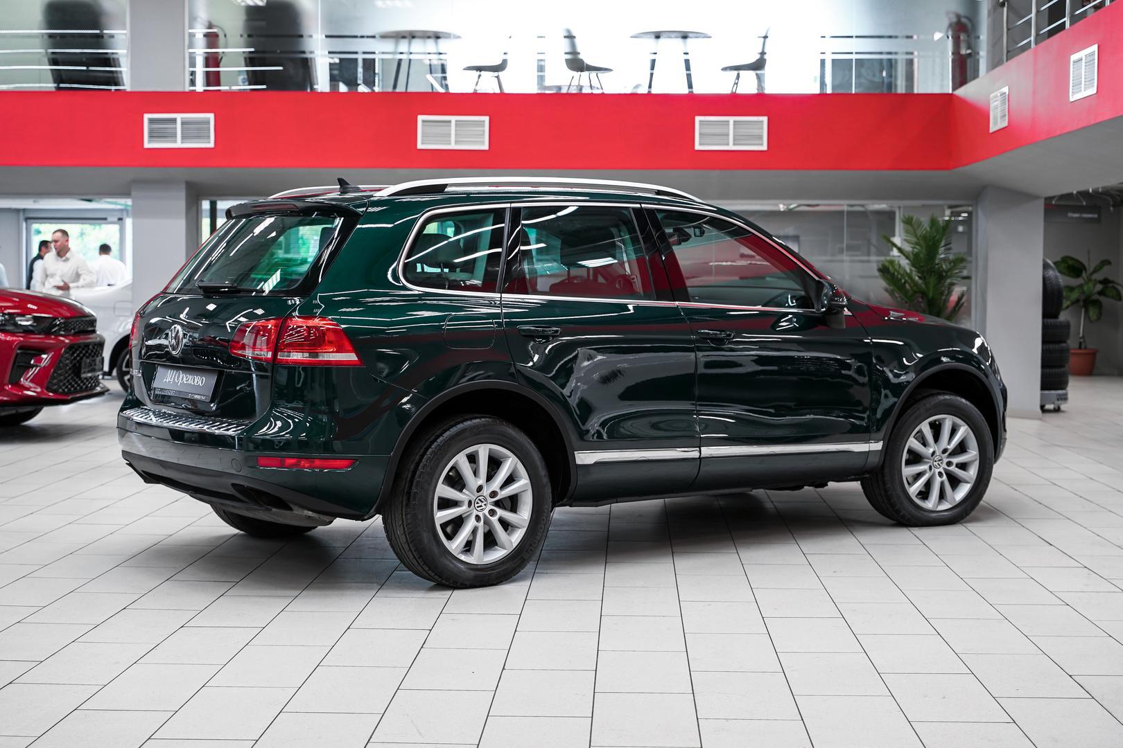 Volkswagen Touareg 2011, зеленый, ДЦ Орехово