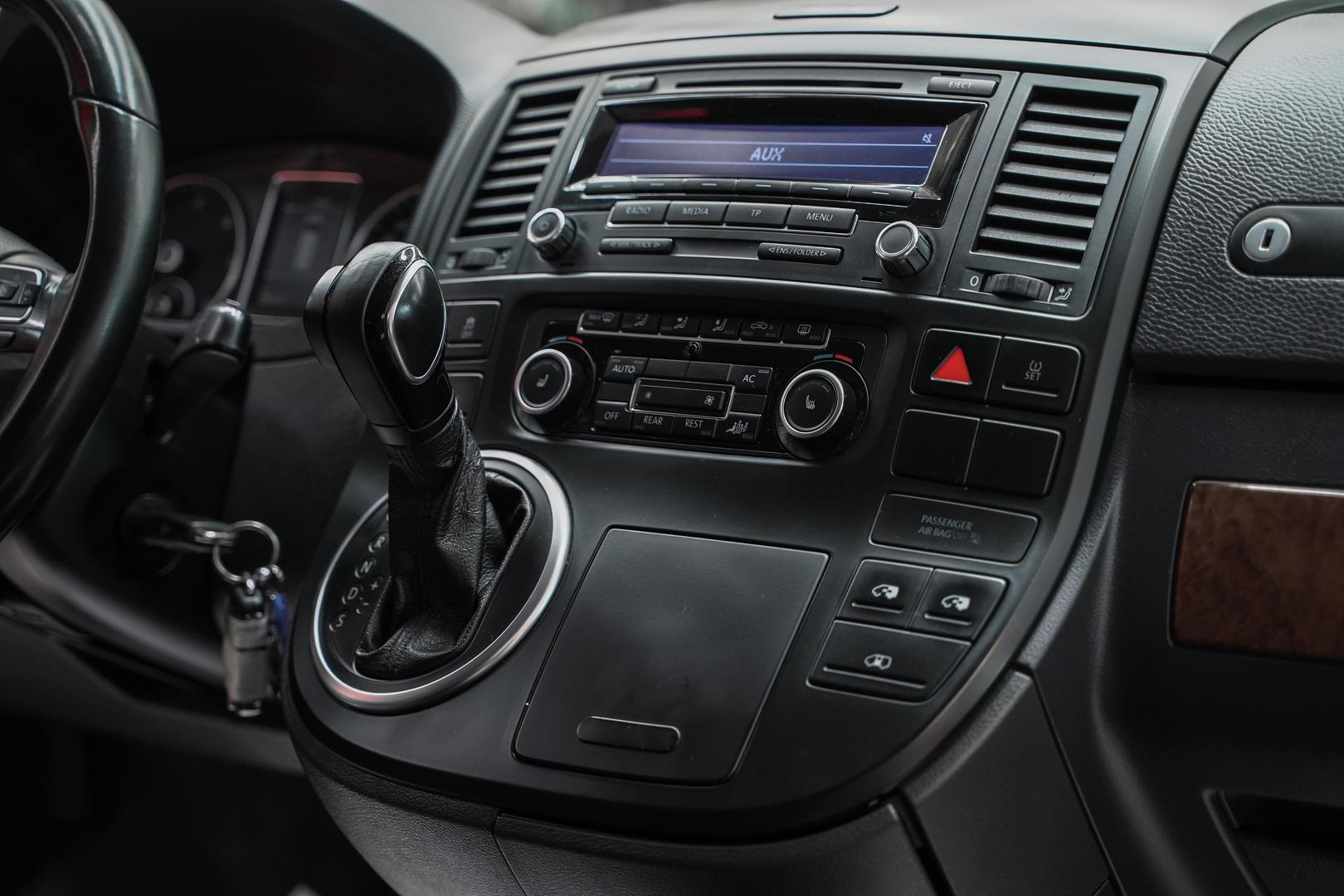 Volkswagen Multivan 2011, серый, ДЦ Орехово