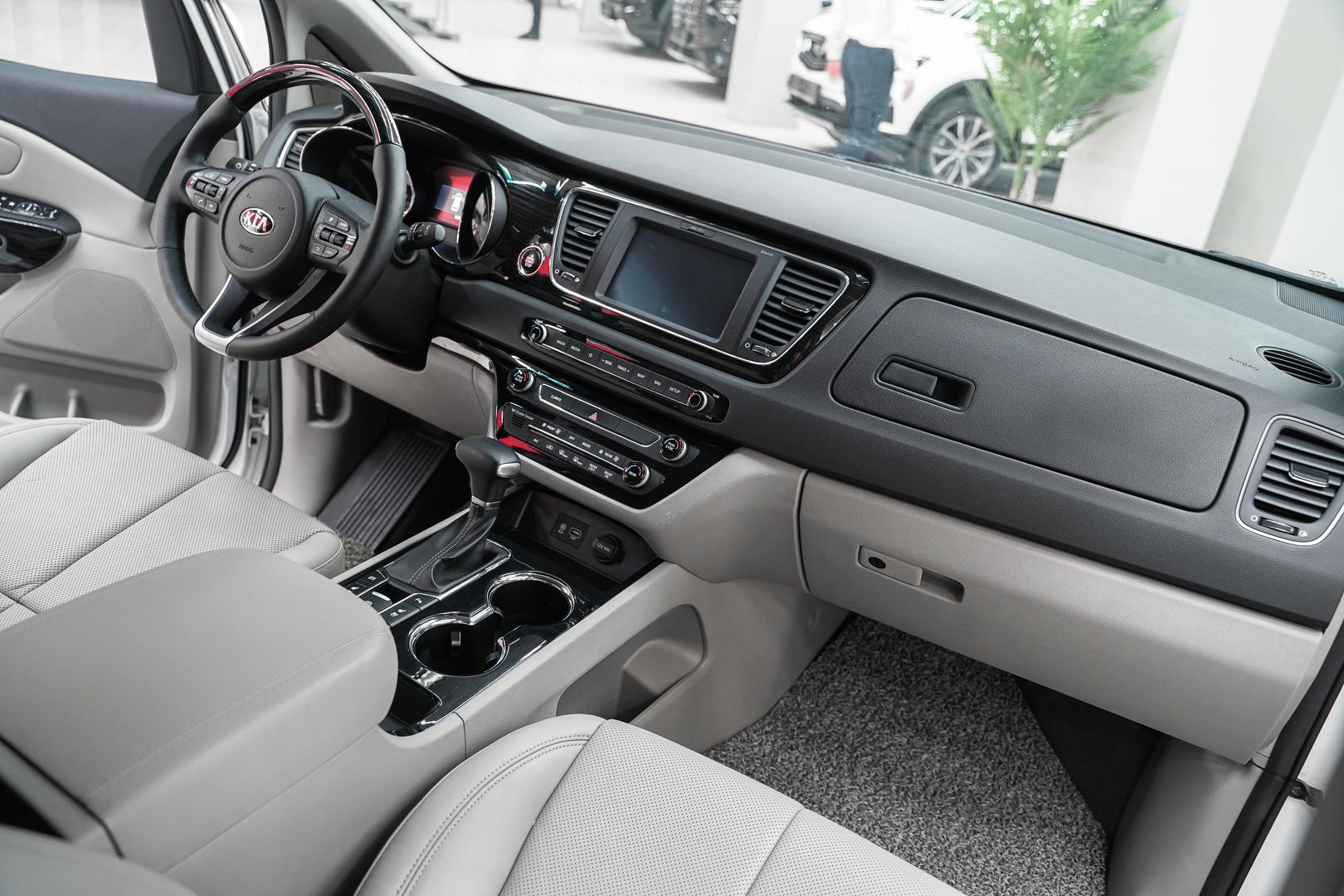 Kia Carnival 2018, белый, ДЦ Орехово