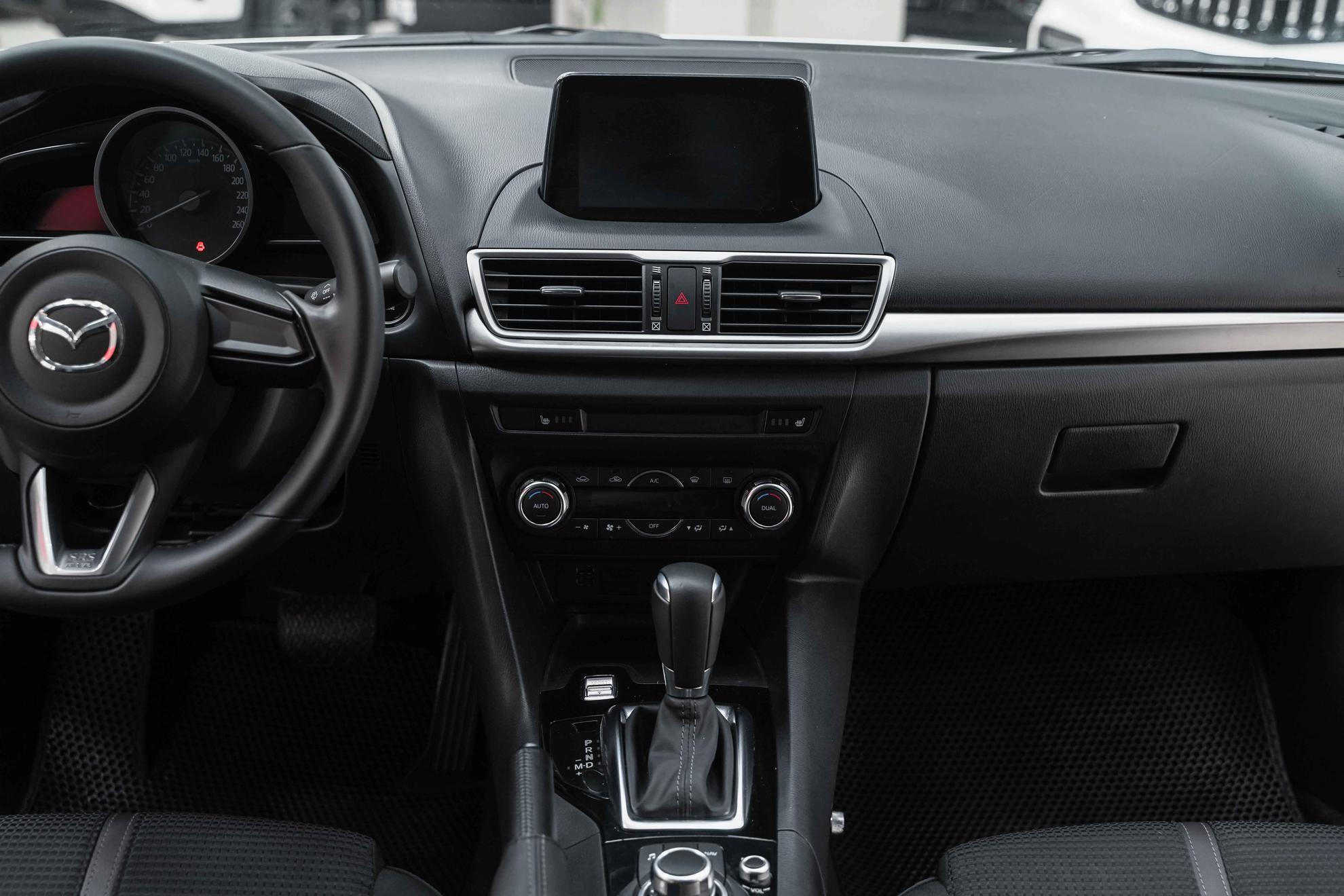 Mazda 3 2016, белый, ДЦ Орехово