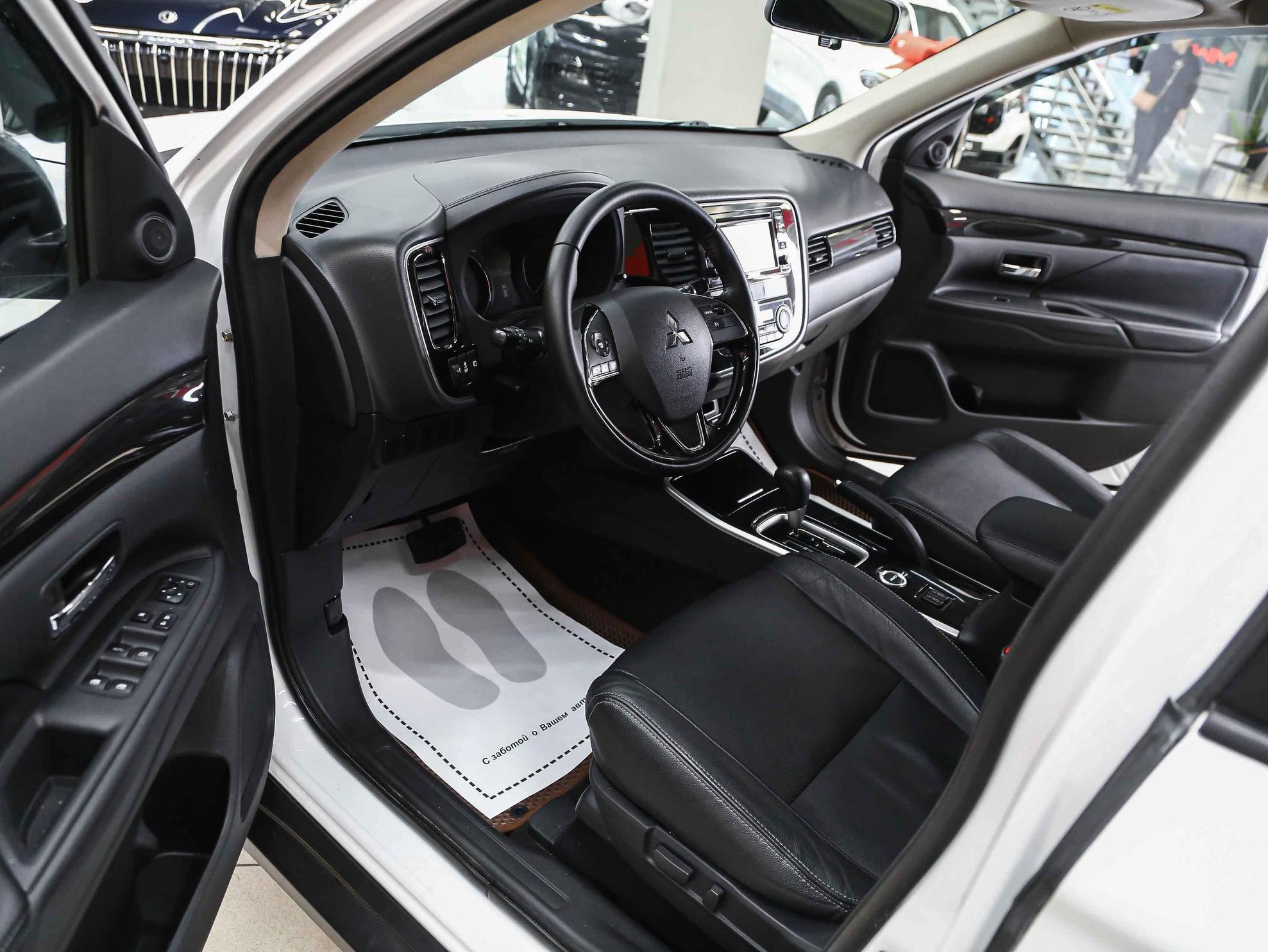 Mitsubishi Outlander 2017, белый, ДЦ Орехово