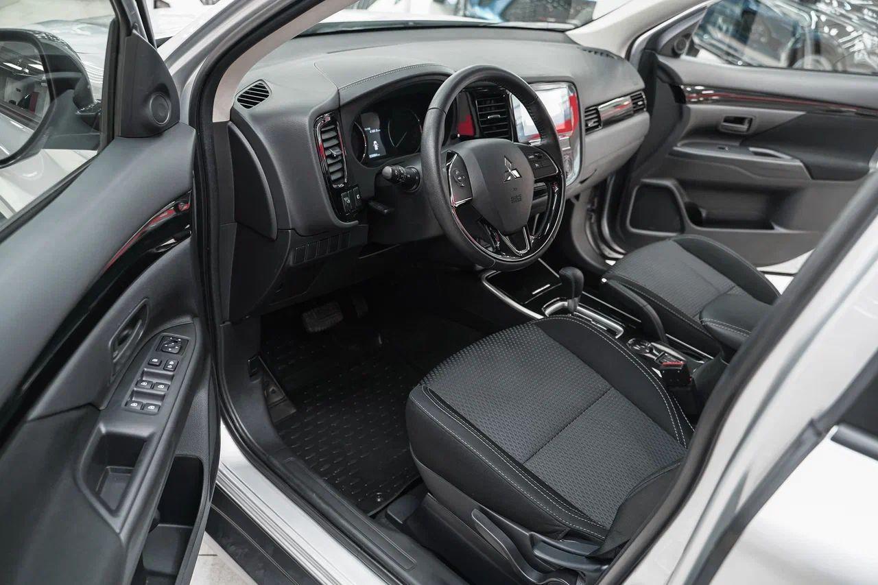 Mitsubishi Outlander 2019, серебряный, ДЦ Орехово