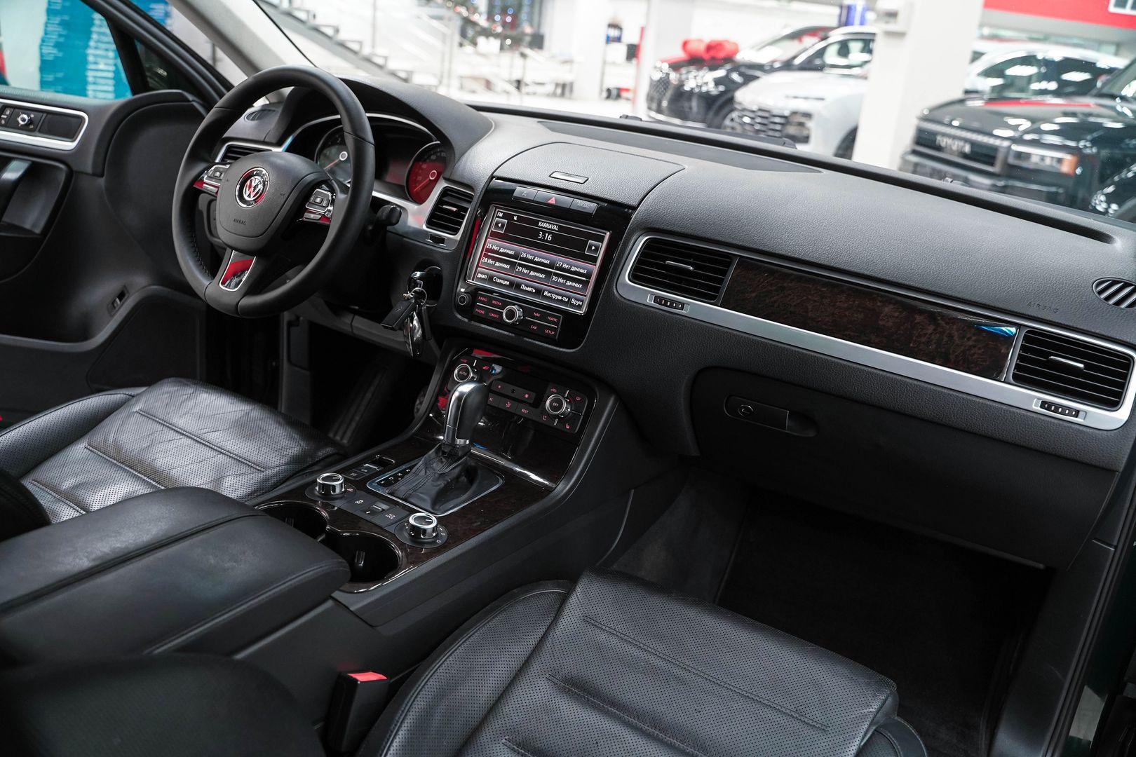 Volkswagen Touareg 2011, зеленый, ДЦ Орехово