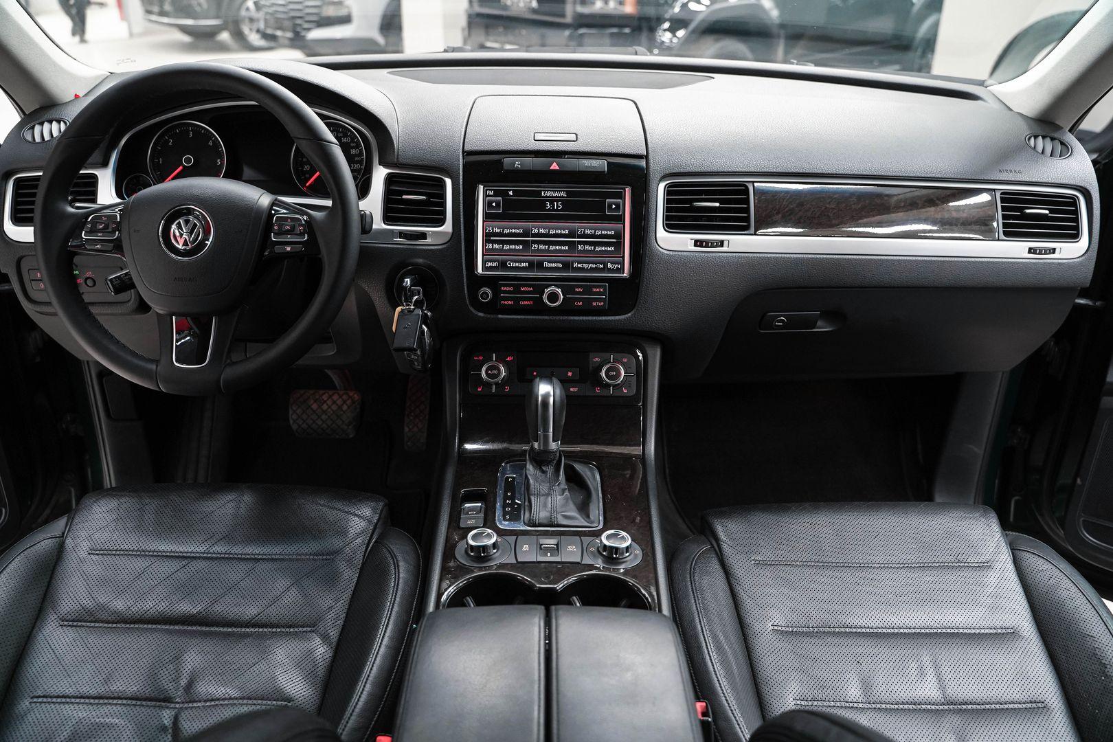 Volkswagen Touareg 2011, зеленый, ДЦ Орехово
