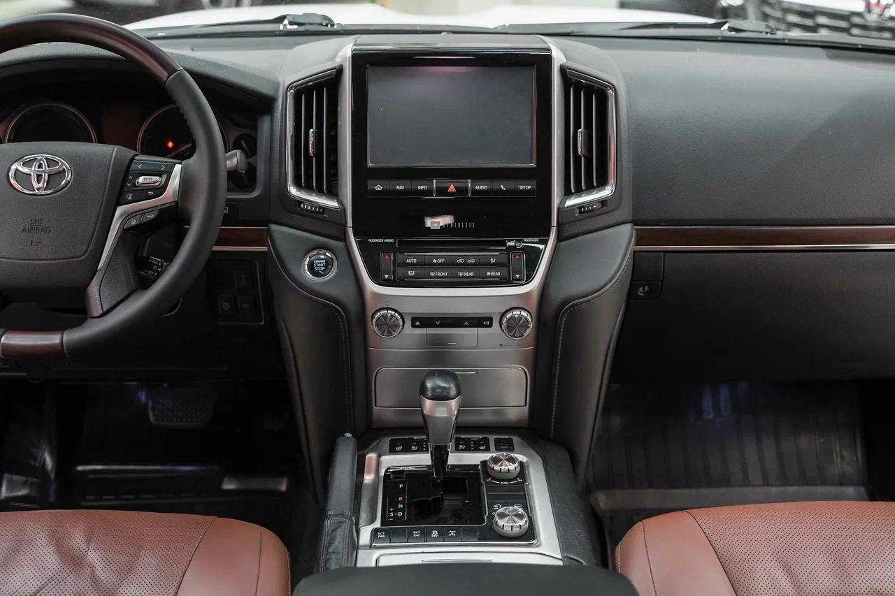 Toyota Land Cruiser 2015, белый, ДЦ Орехово