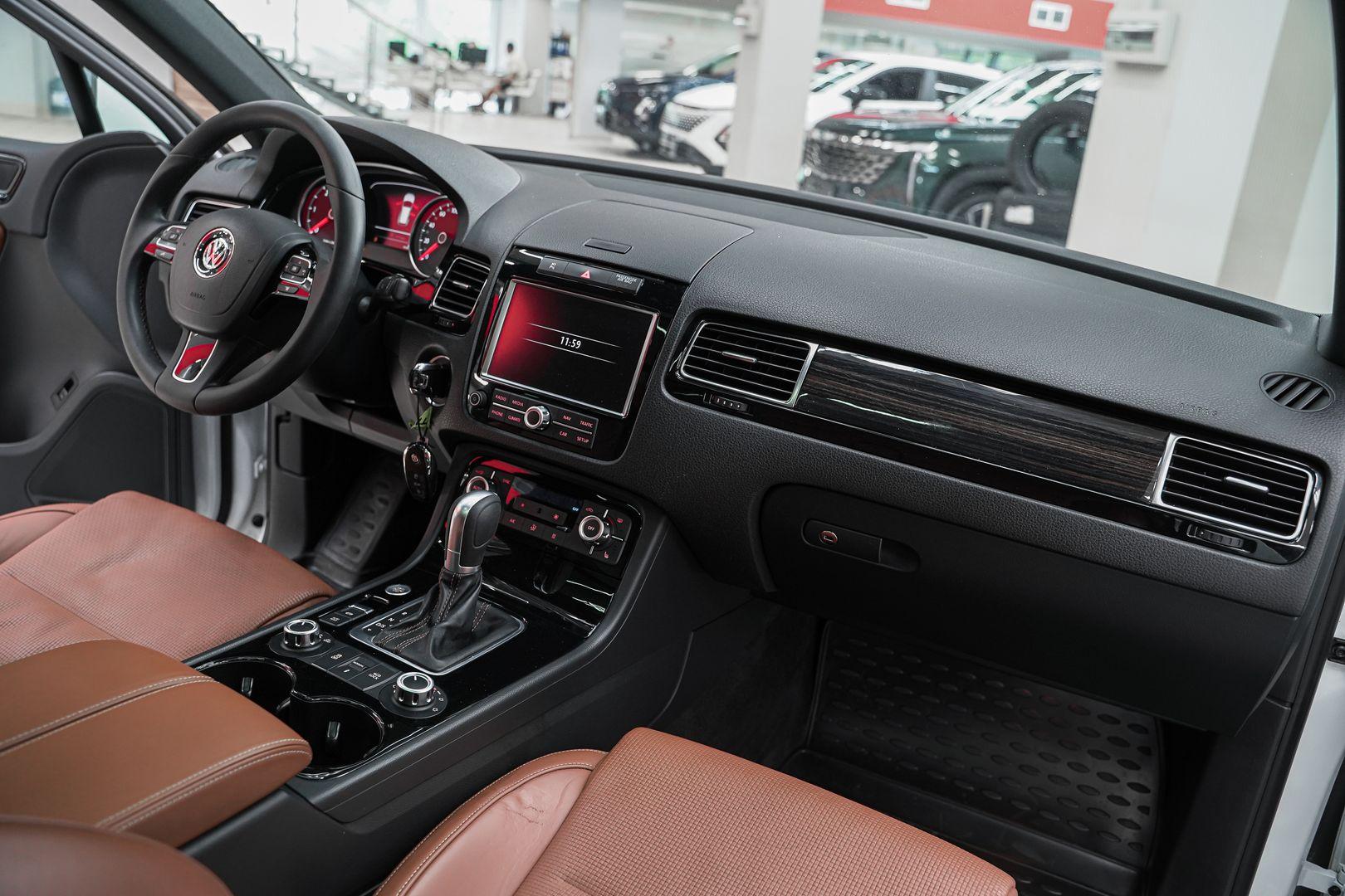 Volkswagen Touareg 2014, белый, ДЦ Орехово