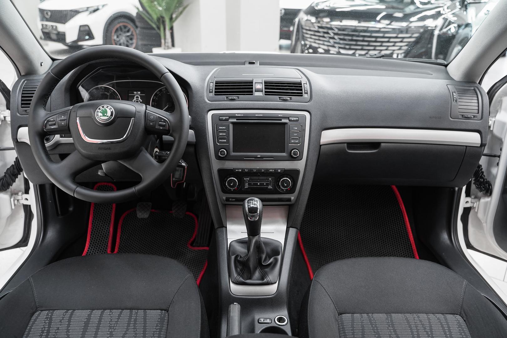 Skoda Octavia 2011, белый, ДЦ Орехово