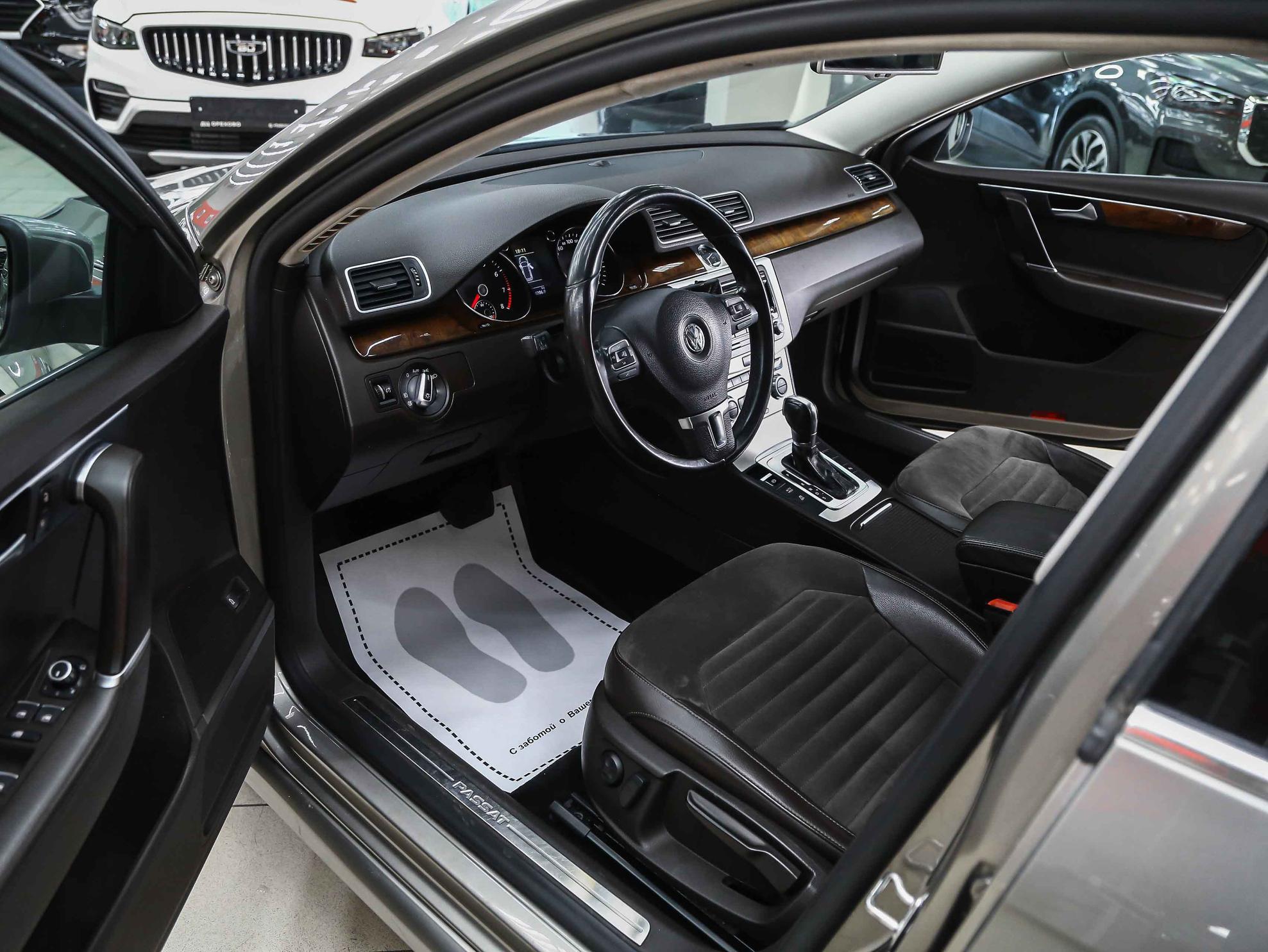 Volkswagen Passat 2012, бежевый, ДЦ Орехово