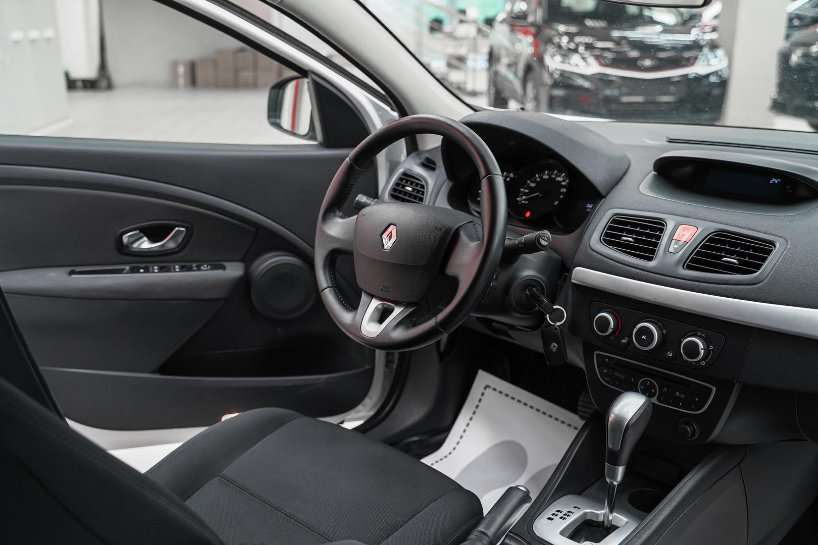 Renault Fluence 2011, белый, ДЦ Орехово
