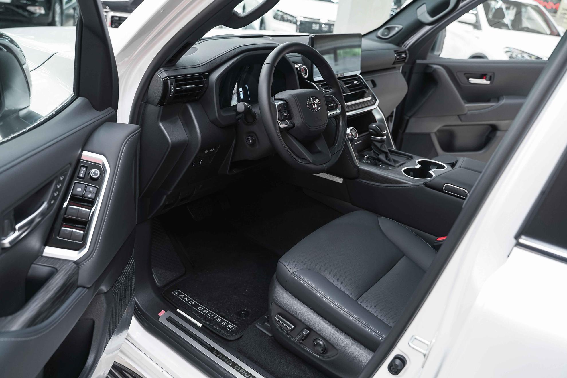 Toyota Land Cruiser 2026, белый, ДЦ Орехово