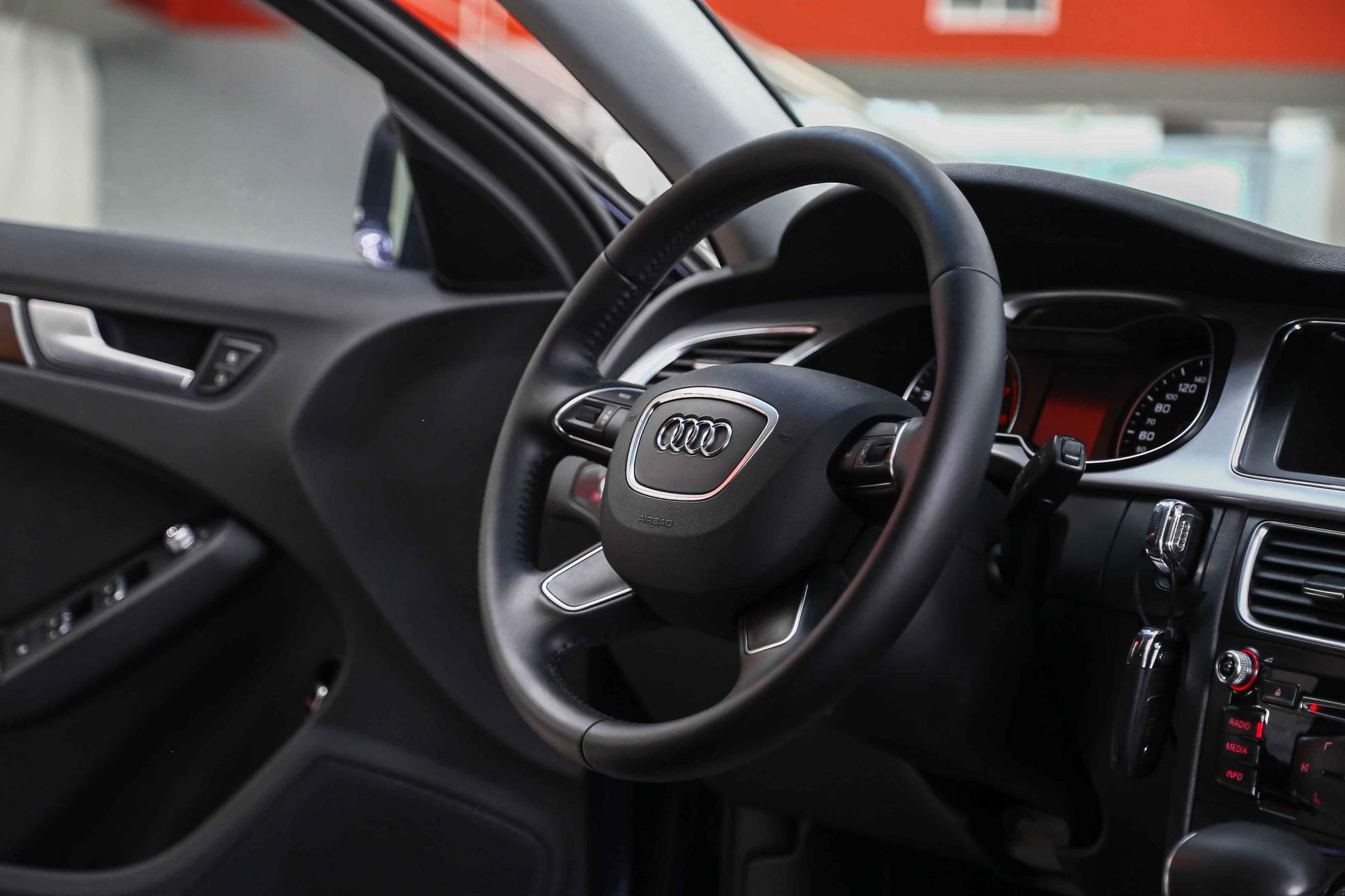 Audi A4 2015, синий, ДЦ Орехово