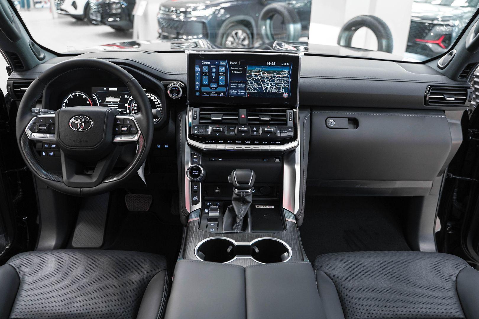Toyota Land Cruiser 2024, черный, ДЦ Орехово