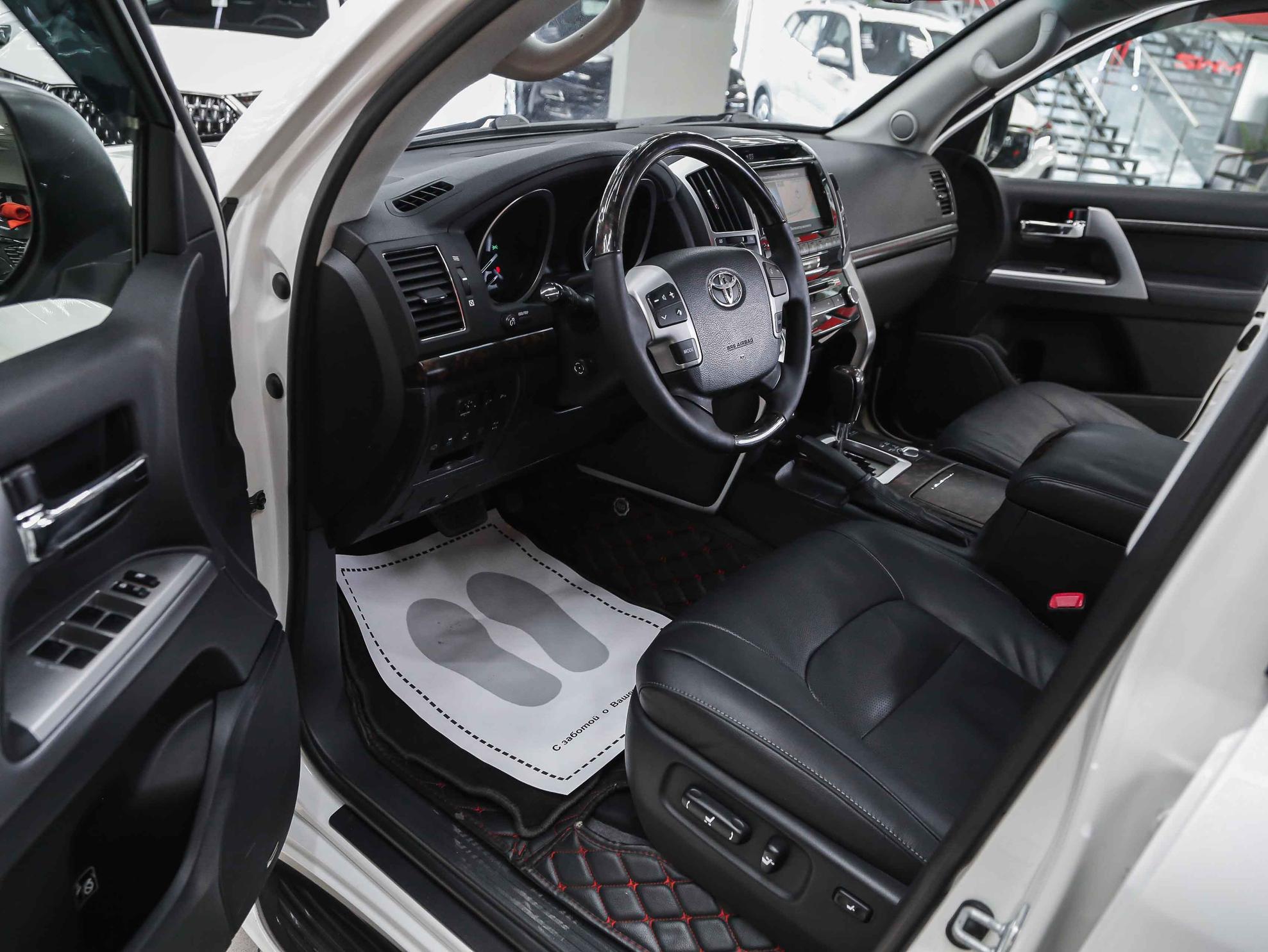Toyota Land Cruiser 2013, белый, ДЦ Орехово