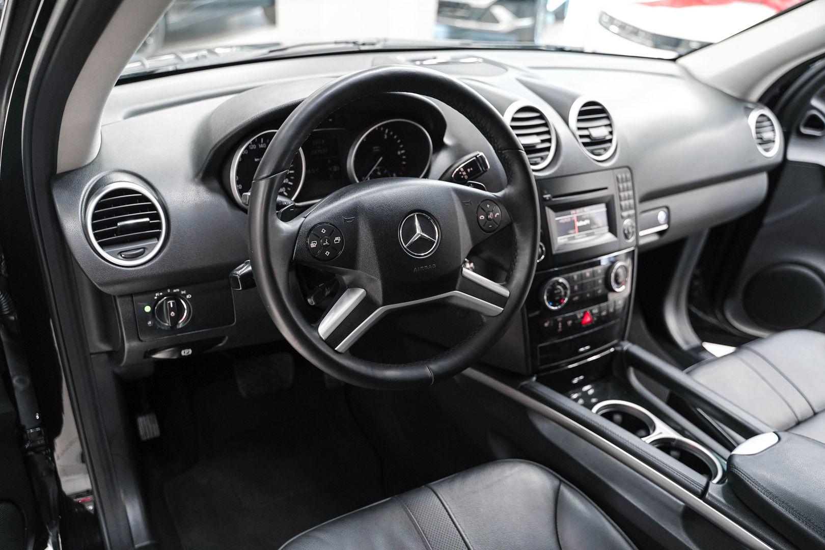 Mercedes-Benz M-Класс 2010, черный, ДЦ Орехово