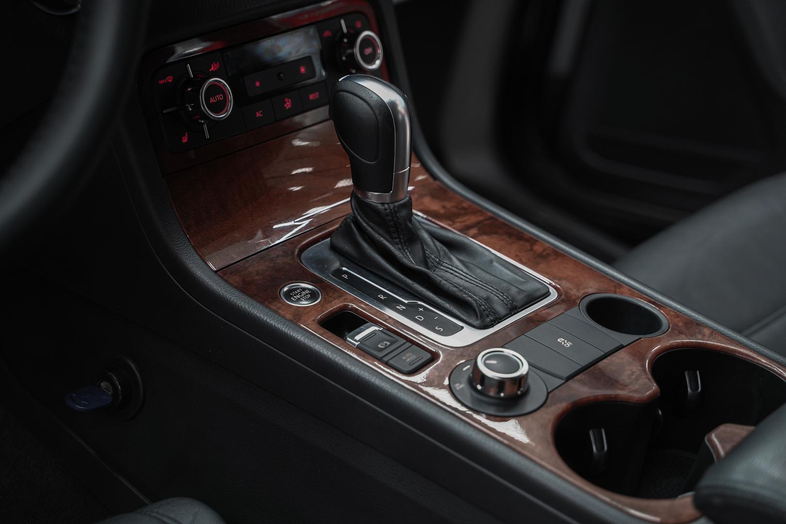 Volkswagen Touareg 2010, черный, ДЦ Орехово