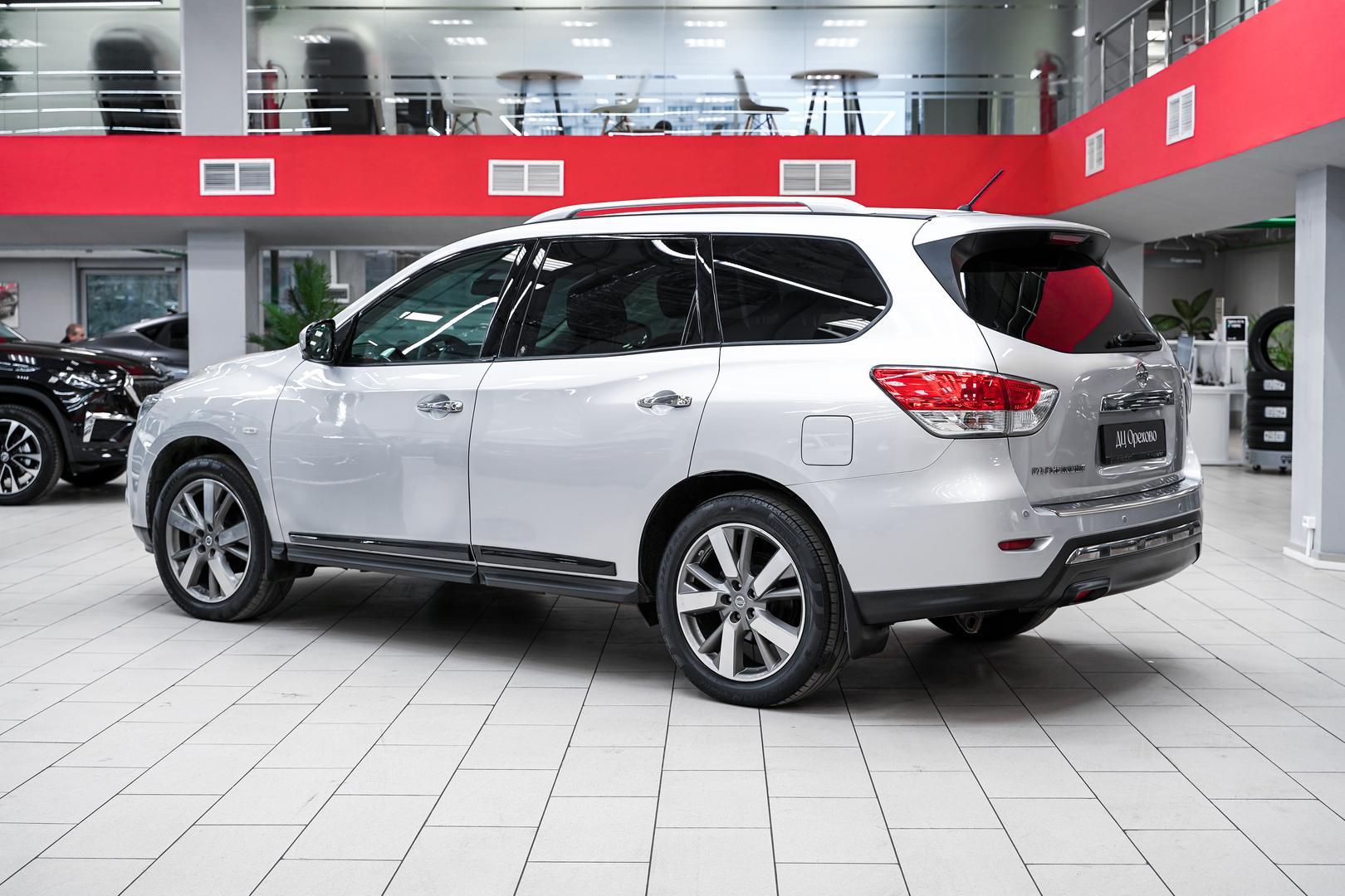 Nissan Pathfinder 2014, серебряный, ДЦ Орехово