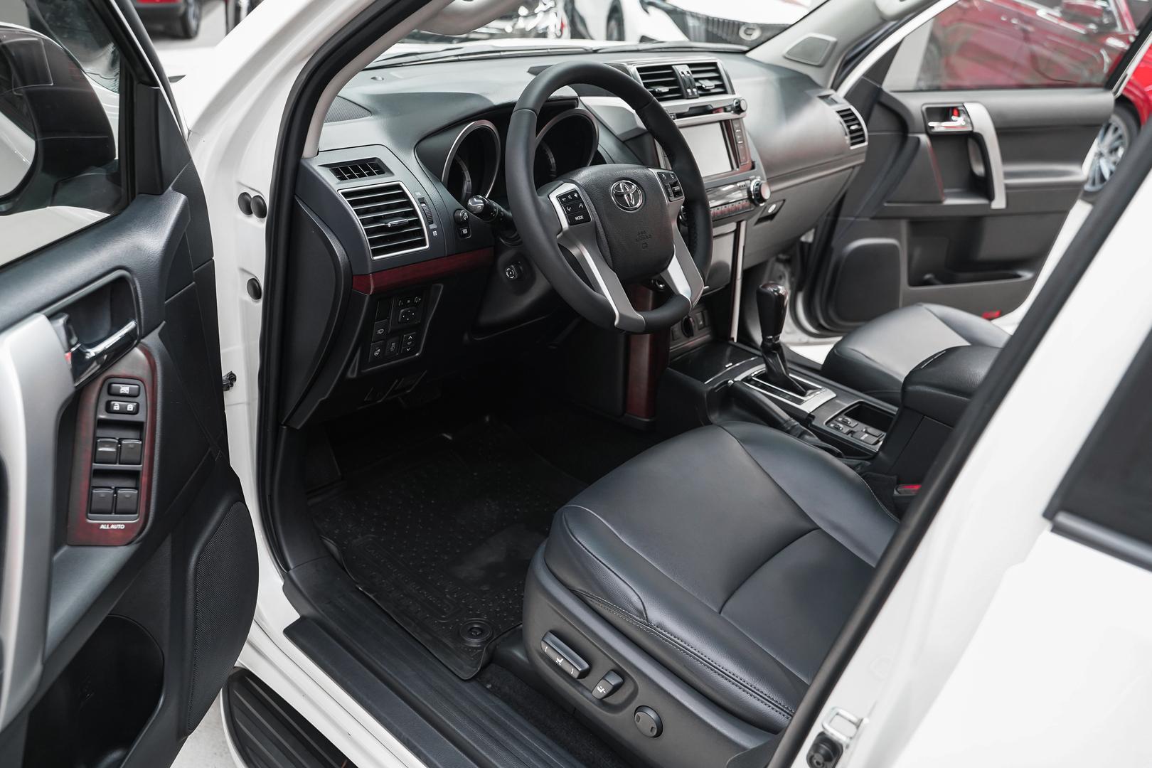 Toyota Land Cruiser Prado 2017, белый, ДЦ Орехово
