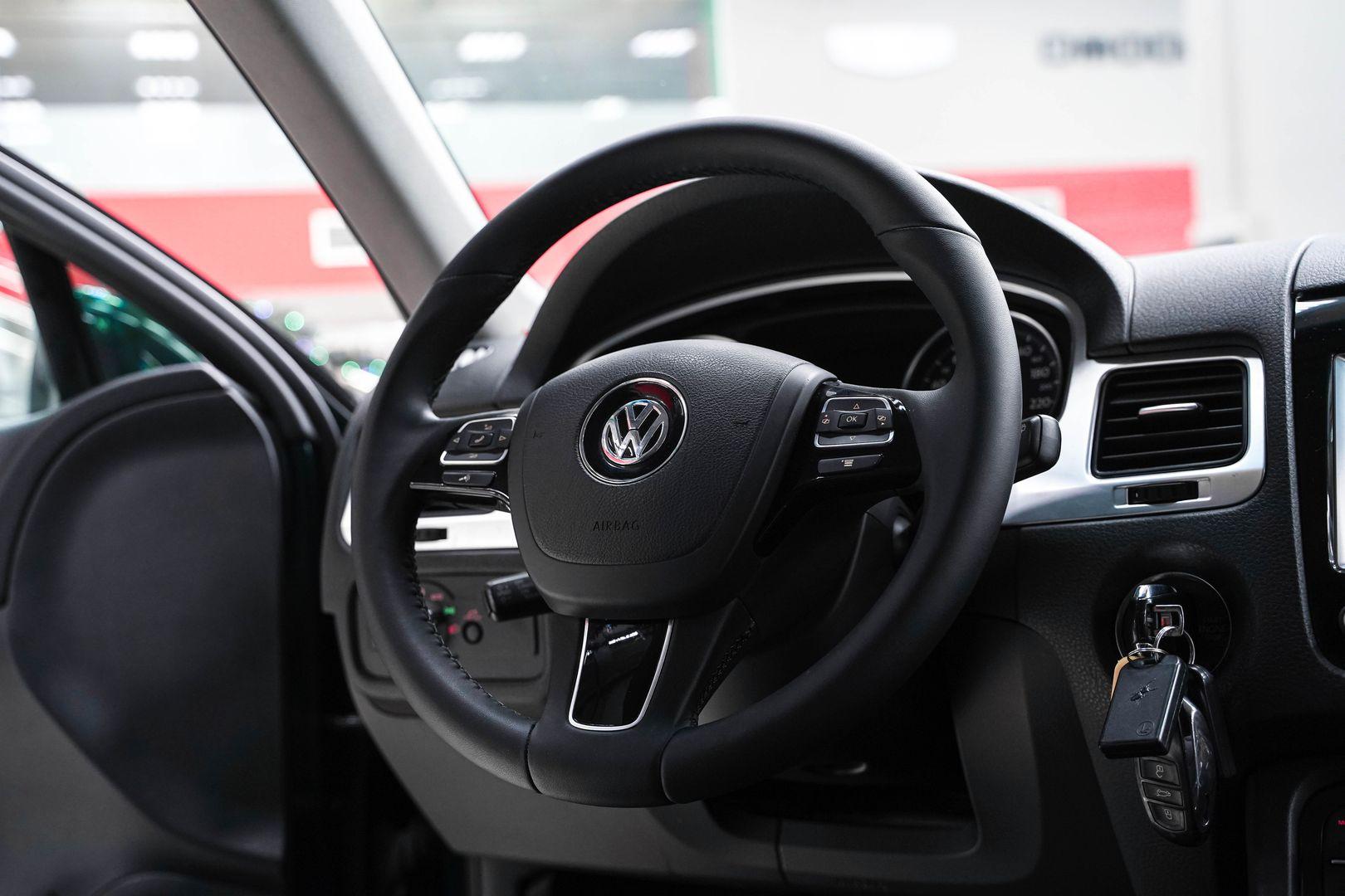 Volkswagen Touareg 2011, зеленый, ДЦ Орехово