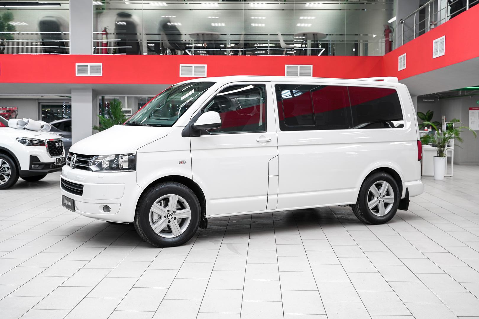 Volkswagen Multivan 2011, белый, ДЦ Орехово