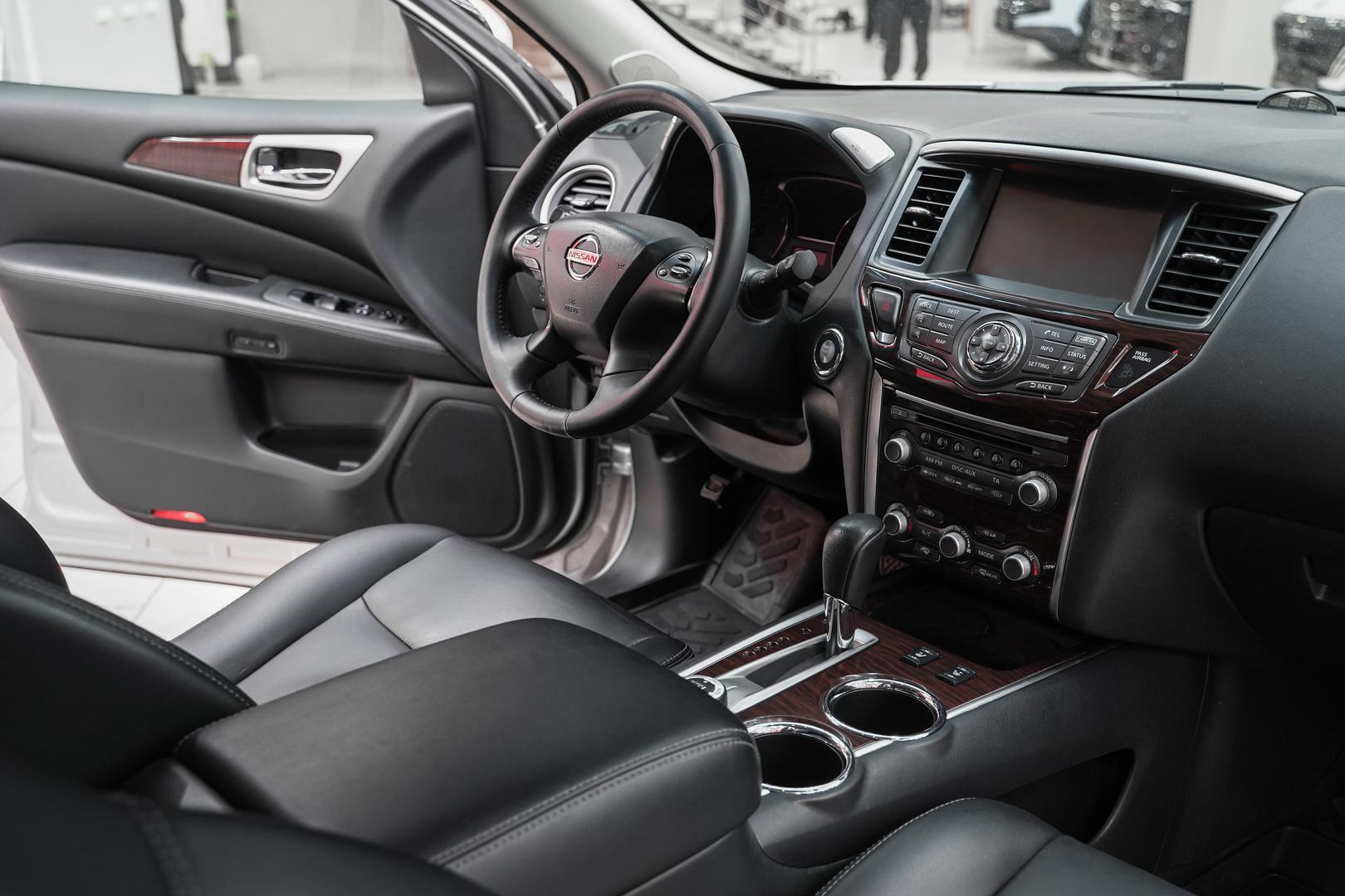 Nissan Pathfinder 2014, серебряный, ДЦ Орехово
