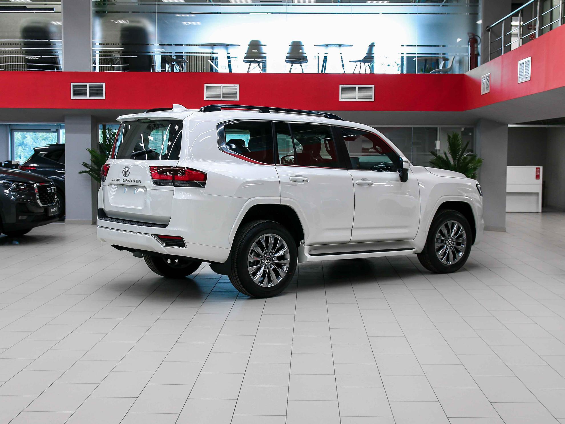 Toyota Land Cruiser 2026, белый, ДЦ Орехово