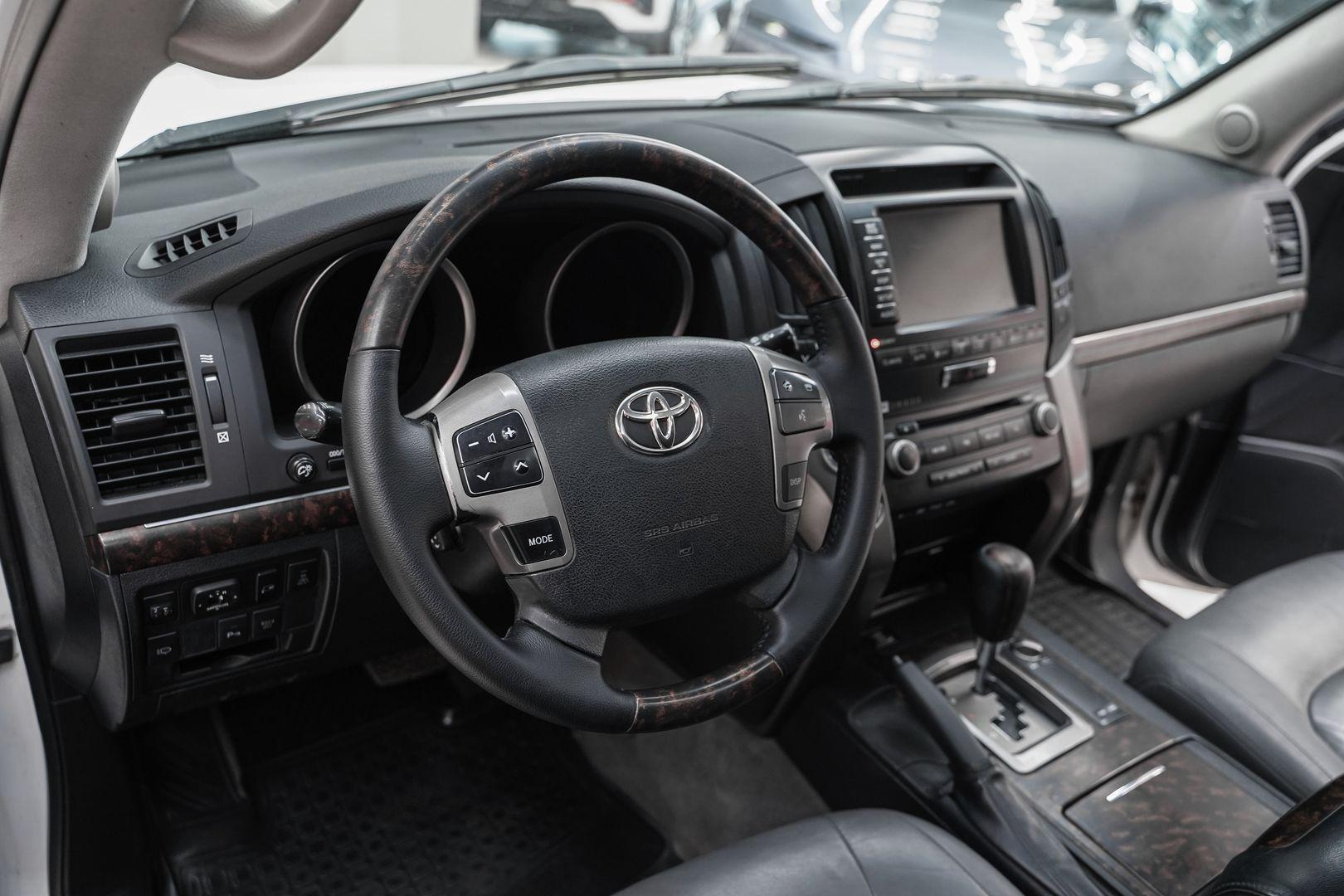 Toyota Land Cruiser 2010, белый, ДЦ Орехово