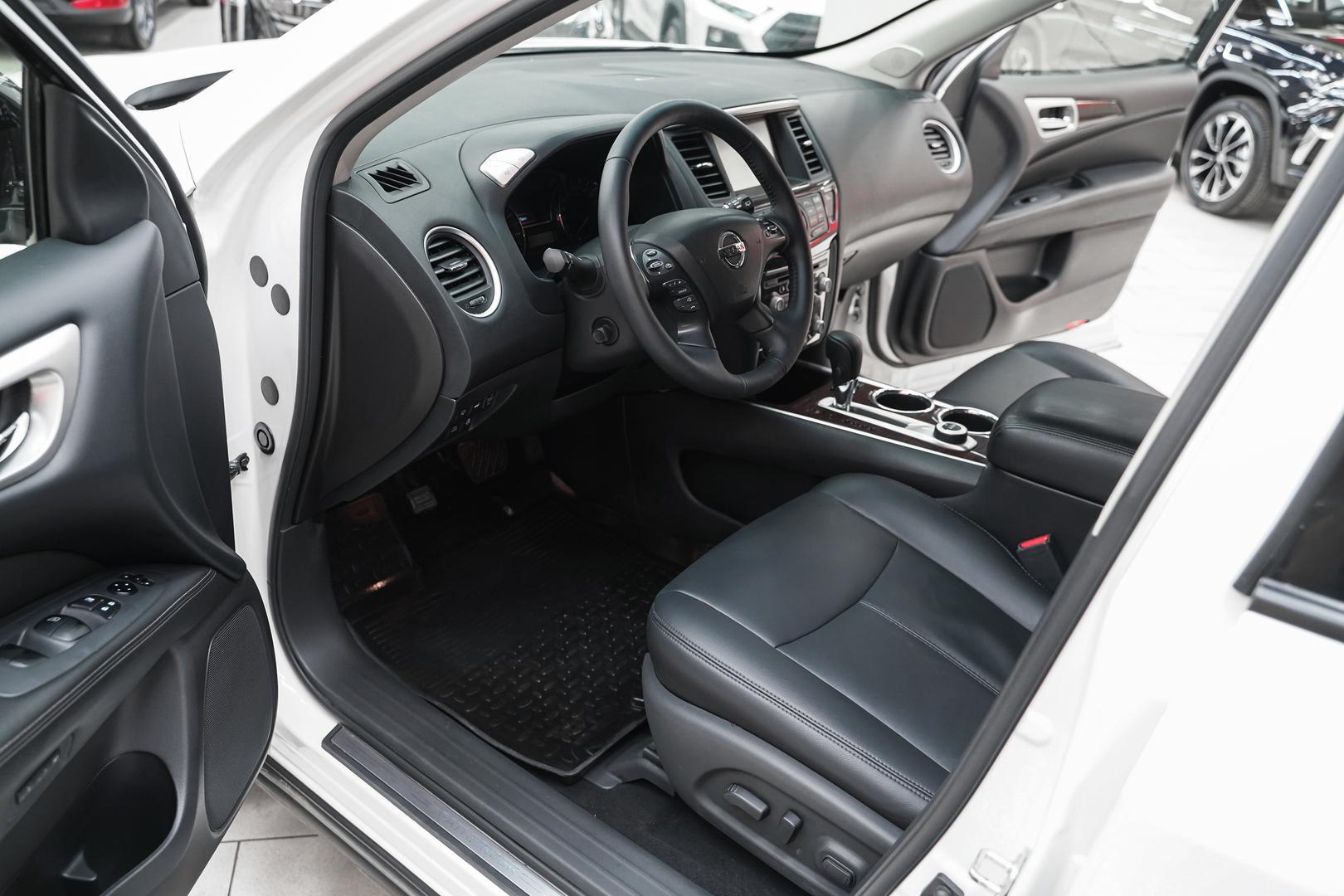 Nissan Pathfinder 2015, белый, ДЦ Орехово