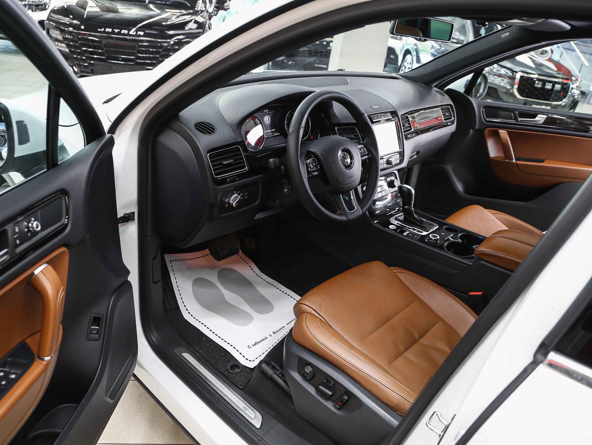 Volkswagen Touareg 2013, белый, ДЦ Орехово