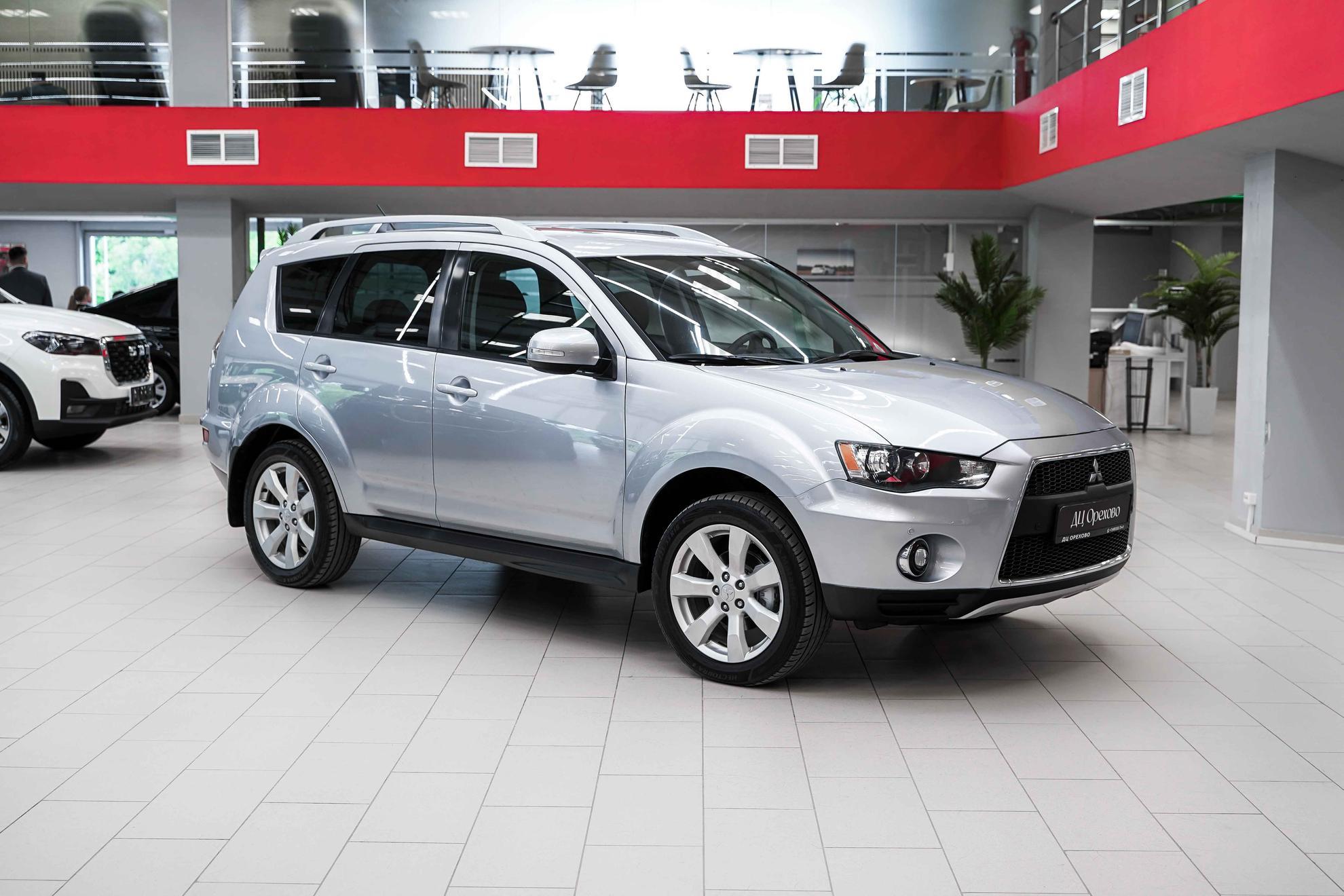 Mitsubishi Outlander 2010, серебряный, ДЦ Орехово