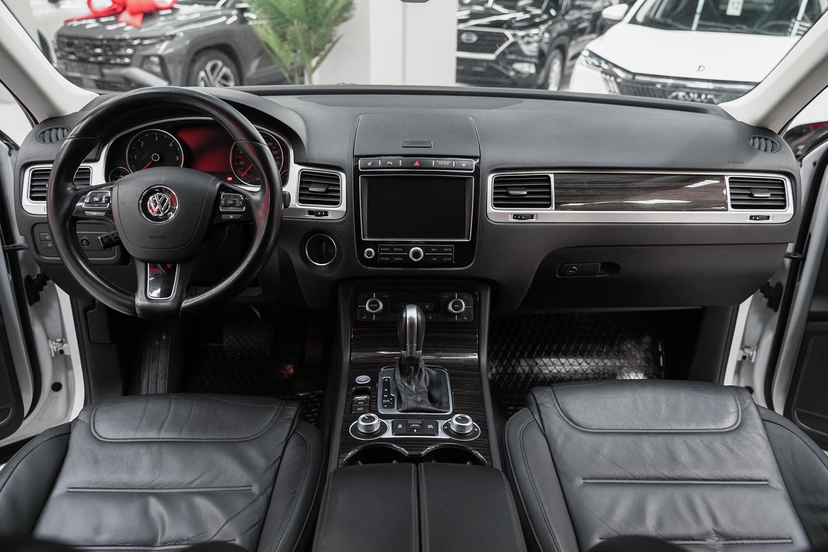 Volkswagen Touareg 2014, белый, ДЦ Орехово