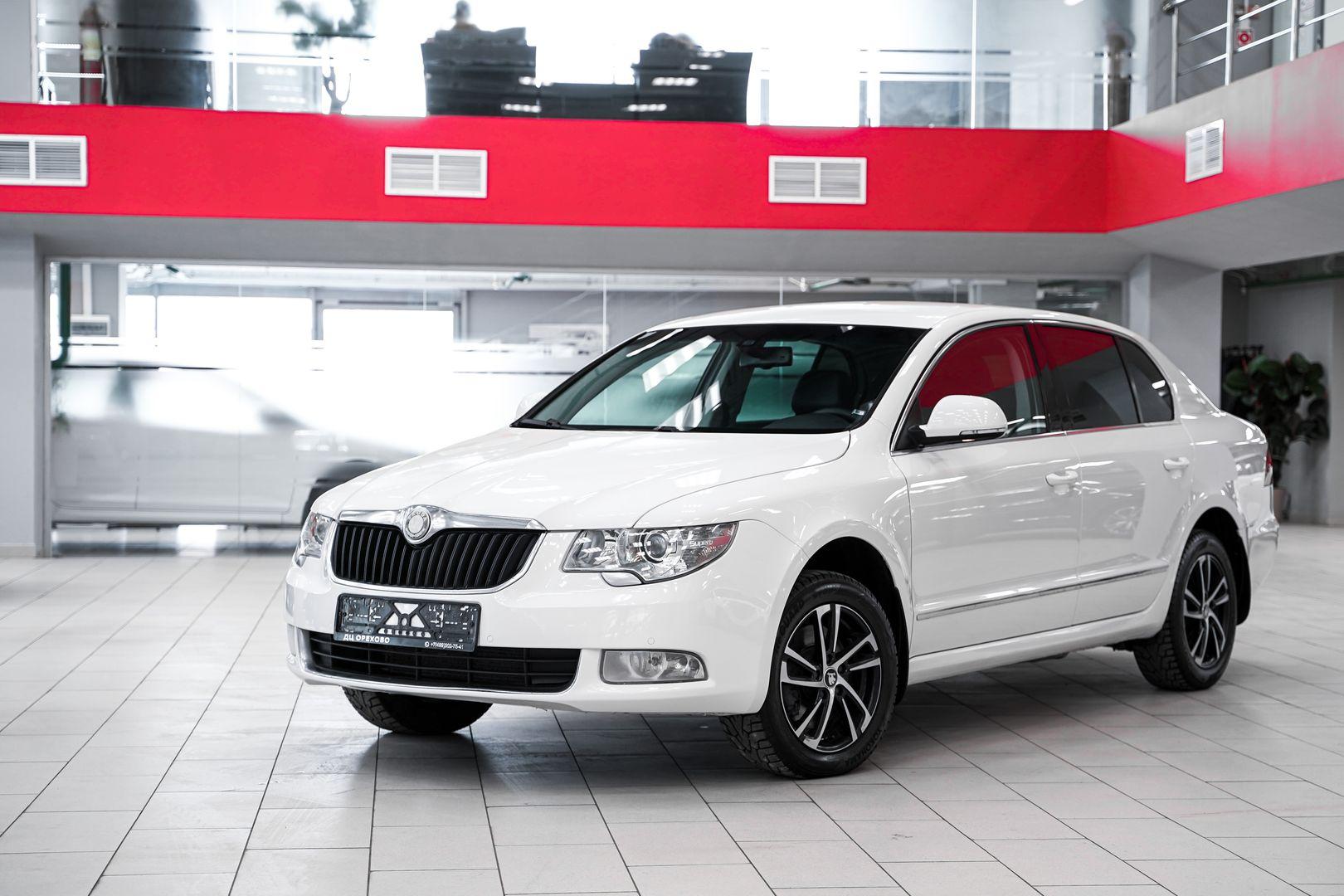 Skoda Superb 2011, белый, ДЦ Орехово
