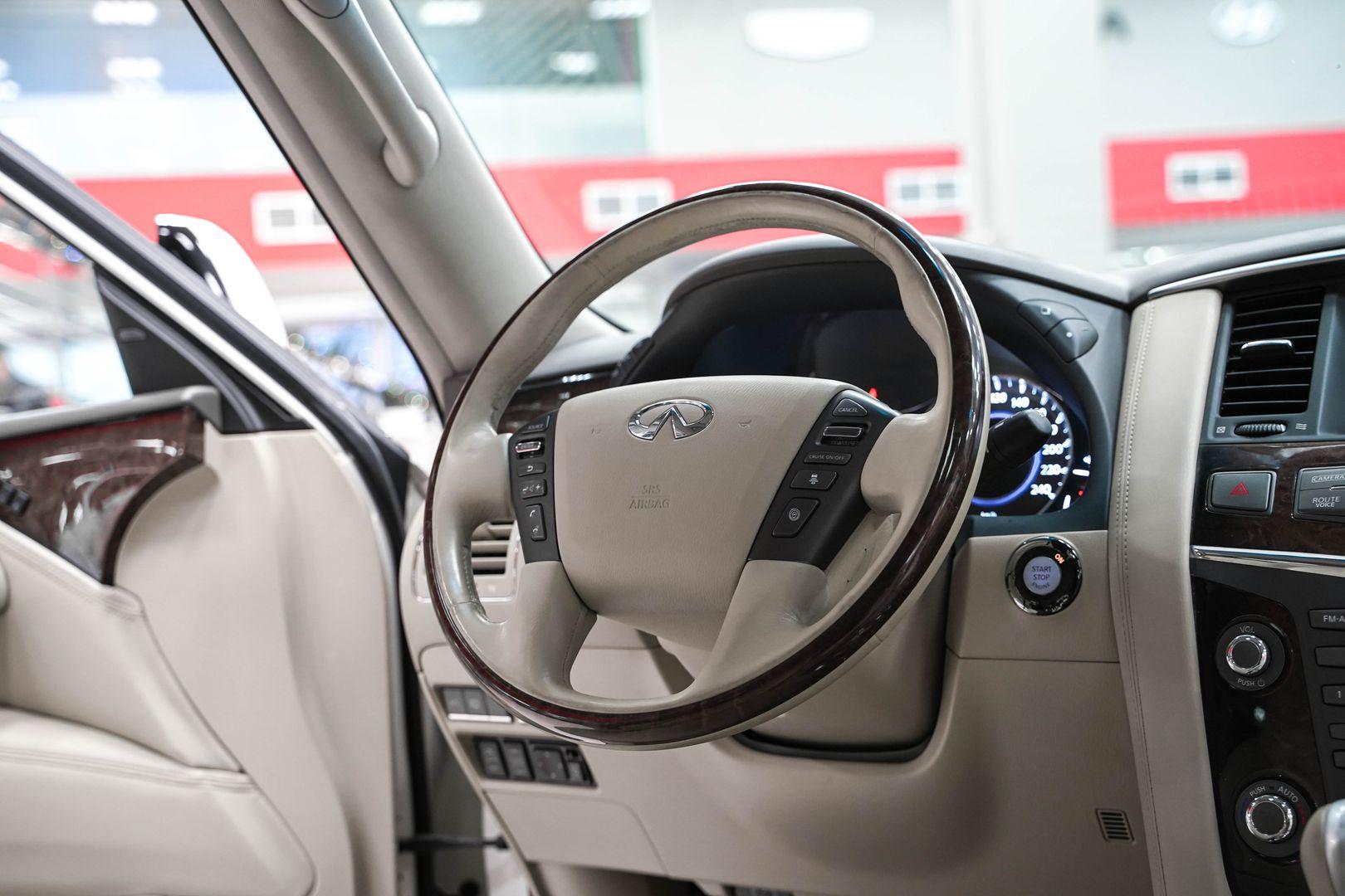Infiniti QX56 2010, белый, ДЦ Орехово